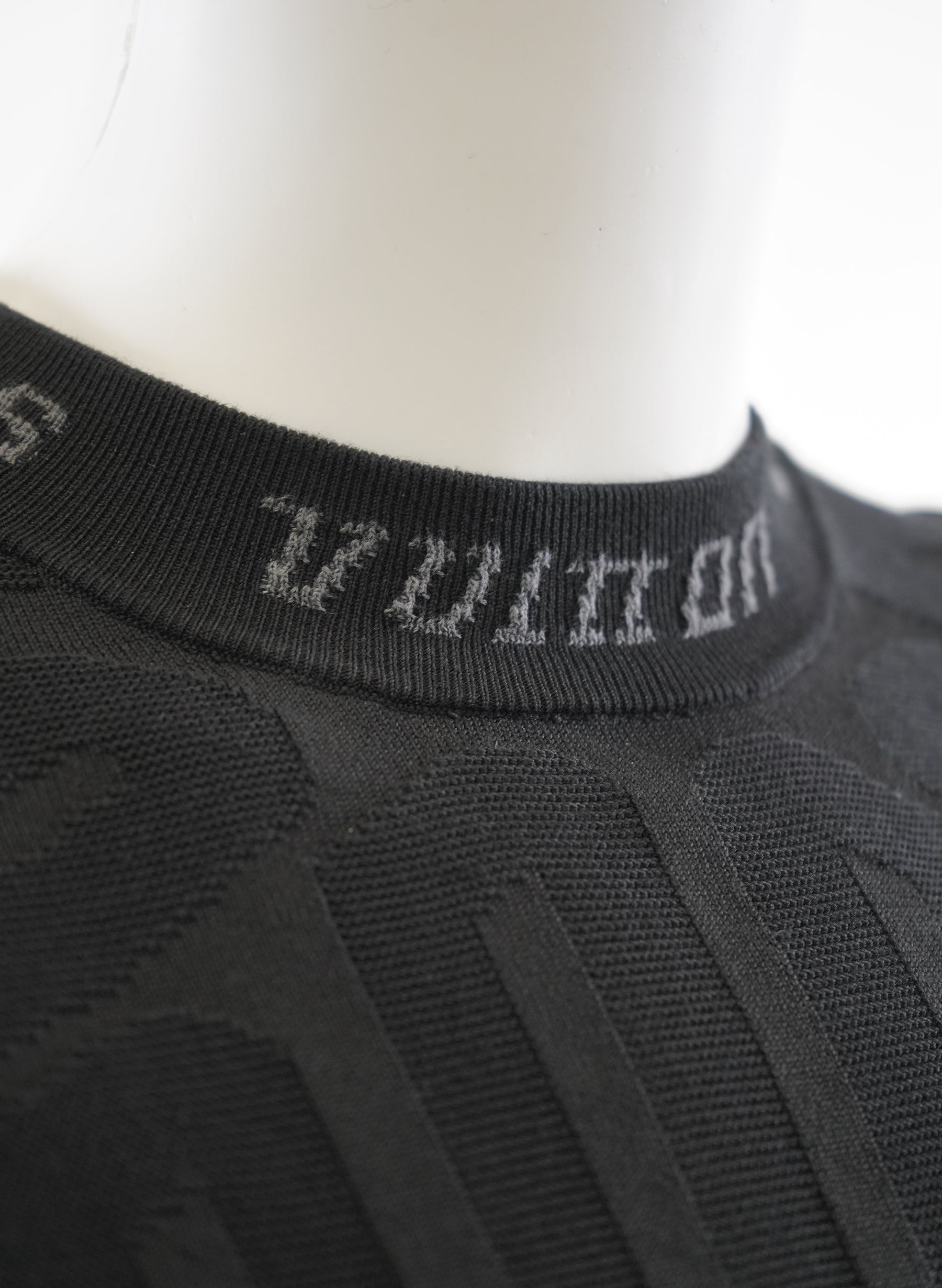 Pull Louis Vuitton printemps/été 2022 à col logo