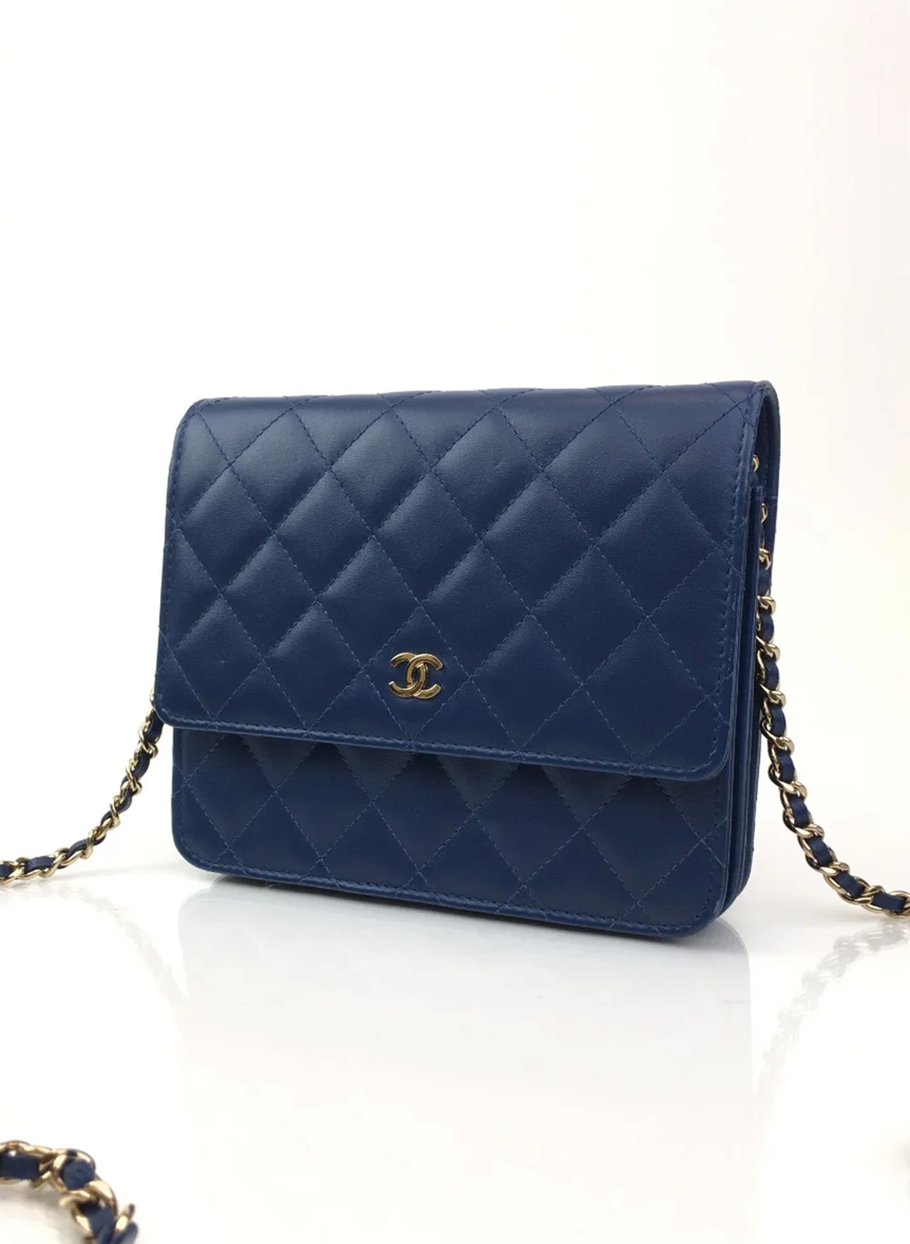 Portefeuille carré Chanel avec chaîne (WOC) en agneau bleu