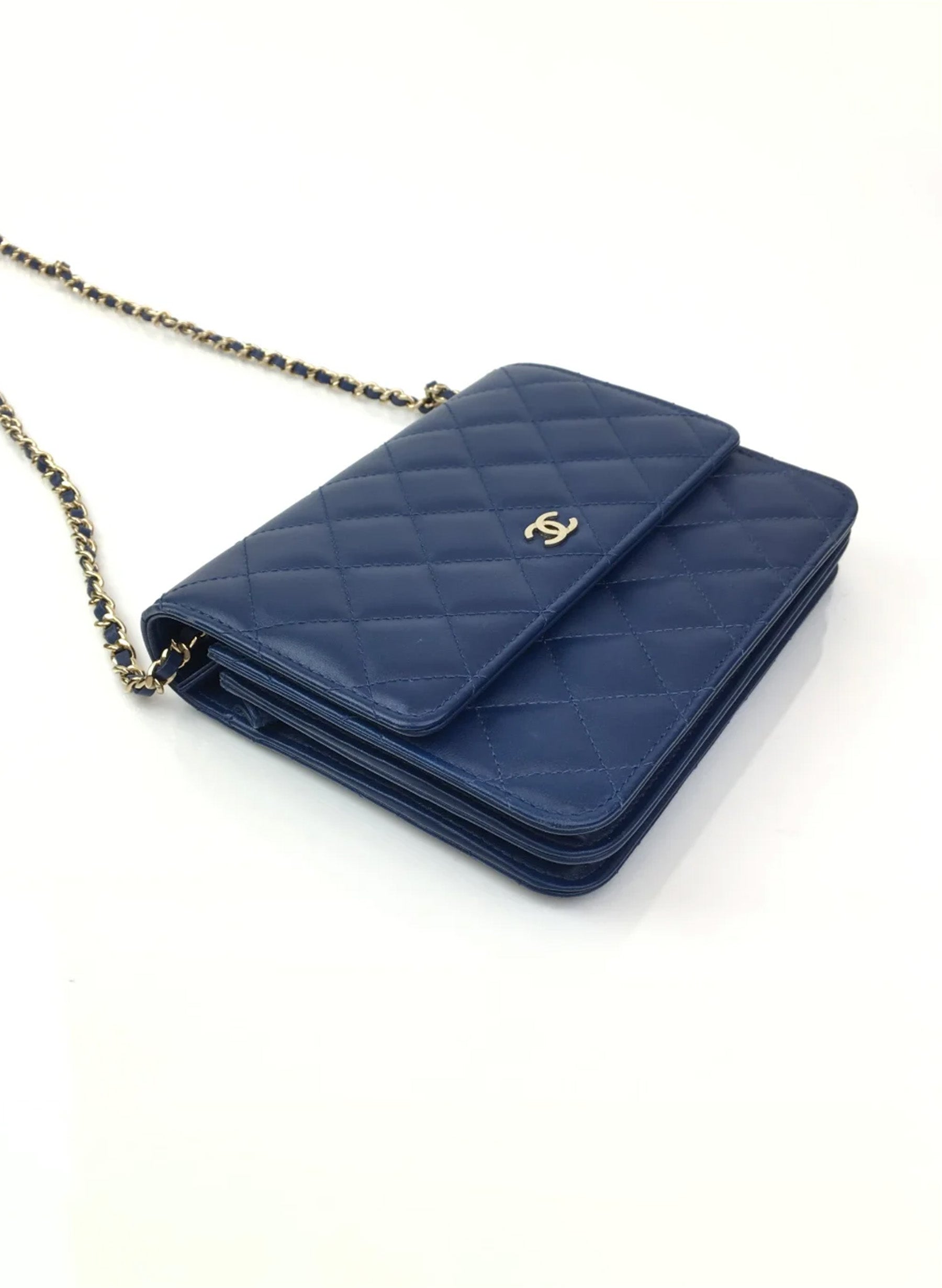 Portefeuille carré Chanel avec chaîne (WOC) en agneau bleu