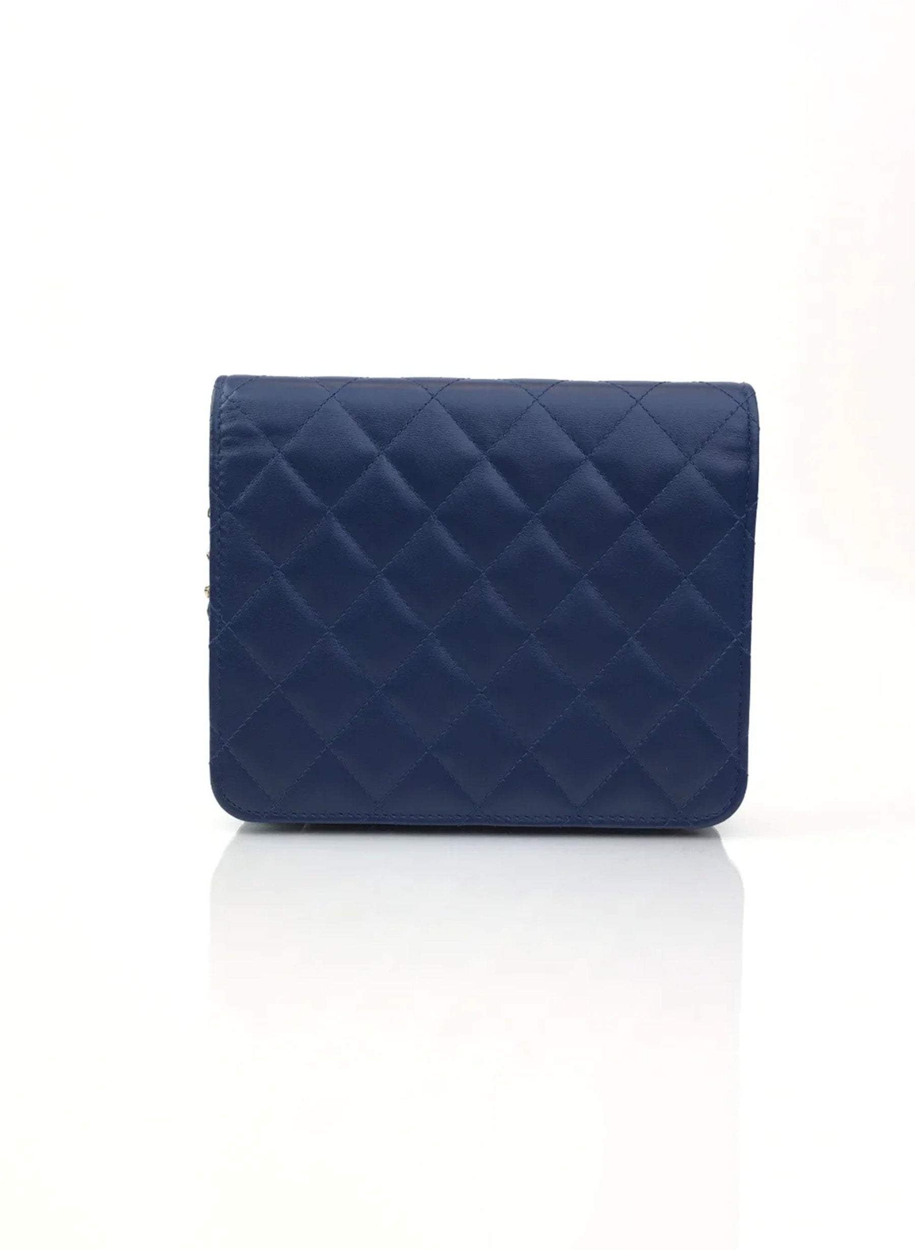 Portefeuille carré Chanel avec chaîne (WOC) en agneau bleu