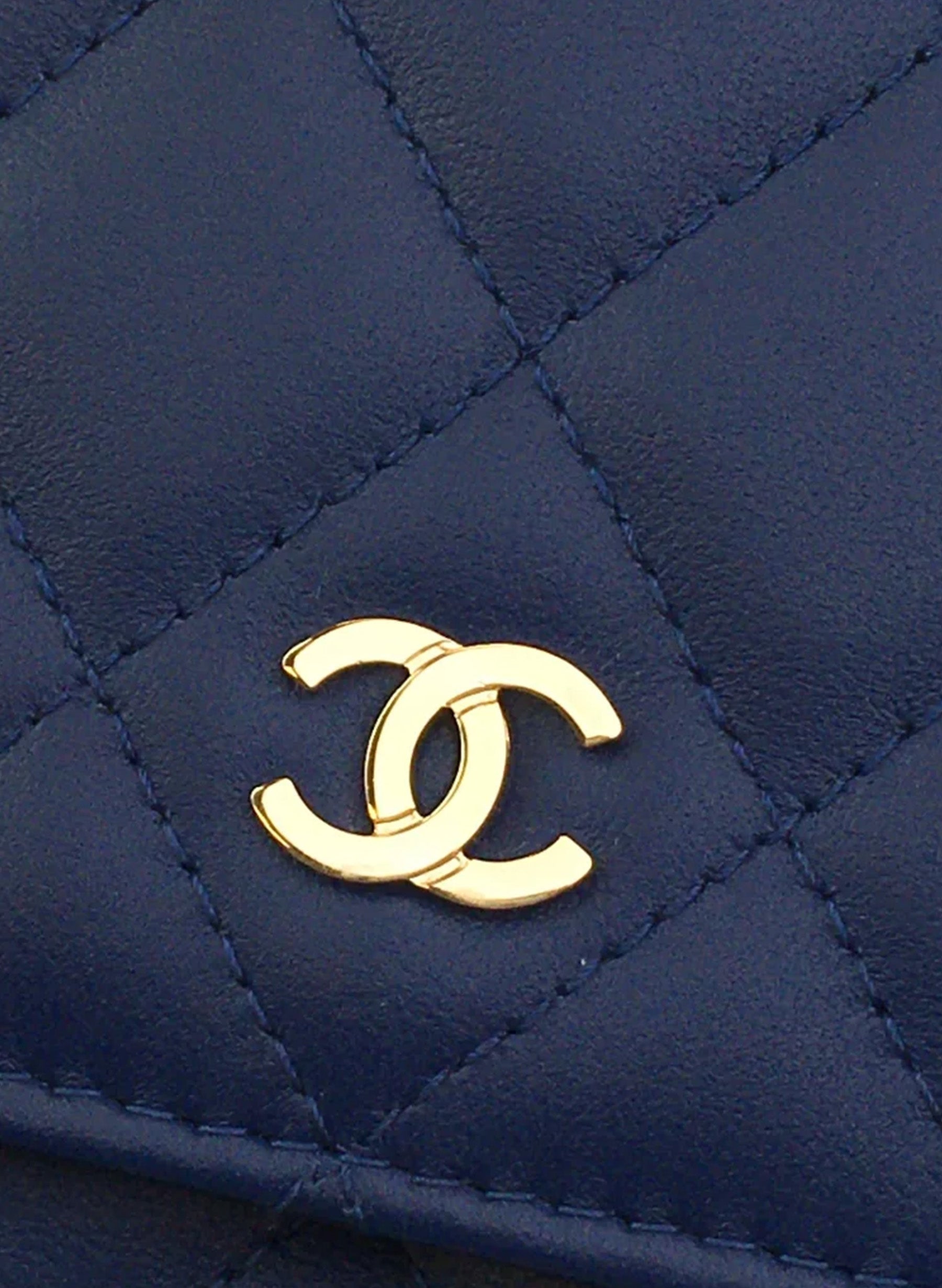 Portefeuille carré Chanel avec chaîne (WOC) en agneau bleu