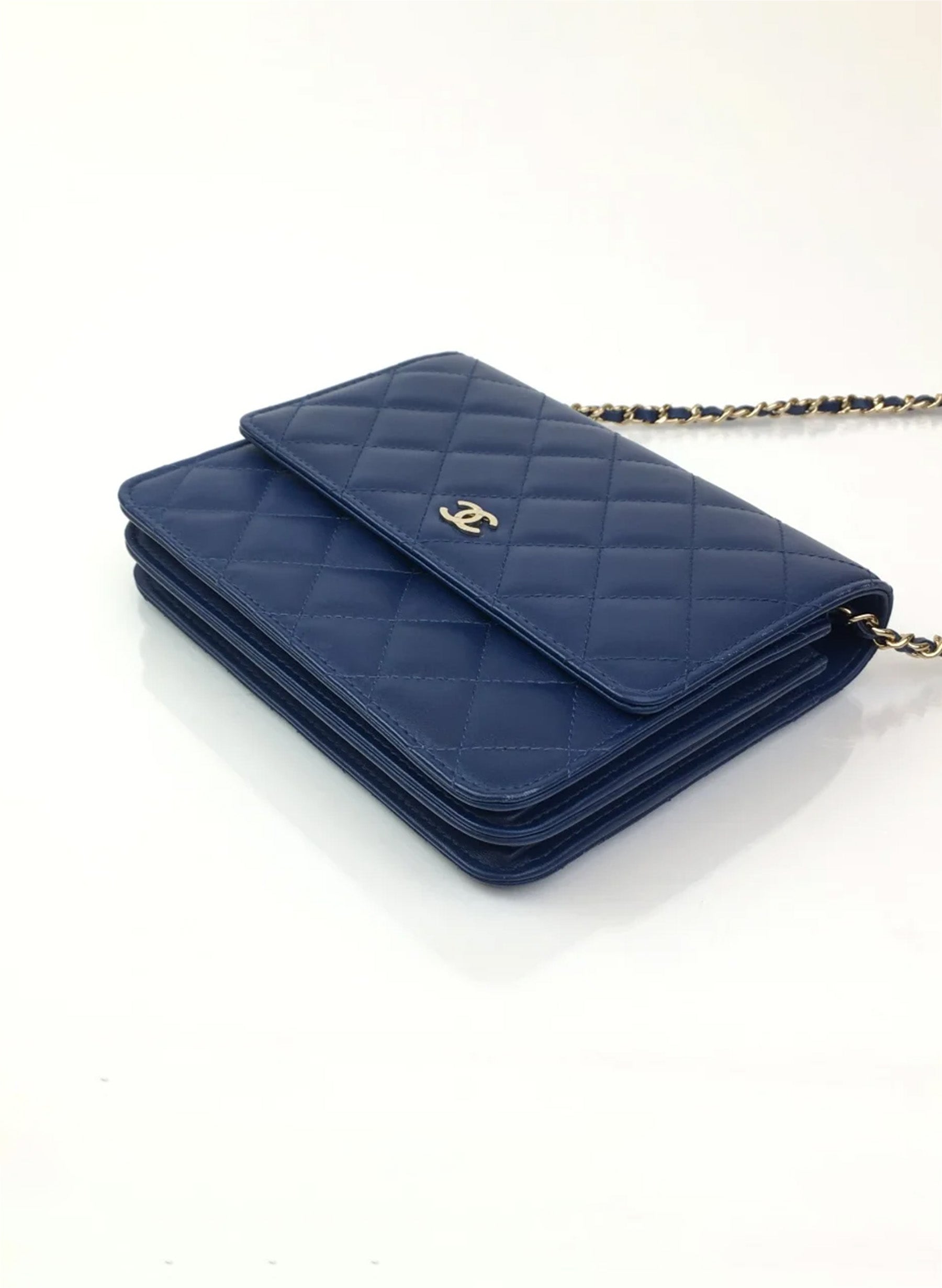 Portefeuille carré Chanel avec chaîne (WOC) en agneau bleu