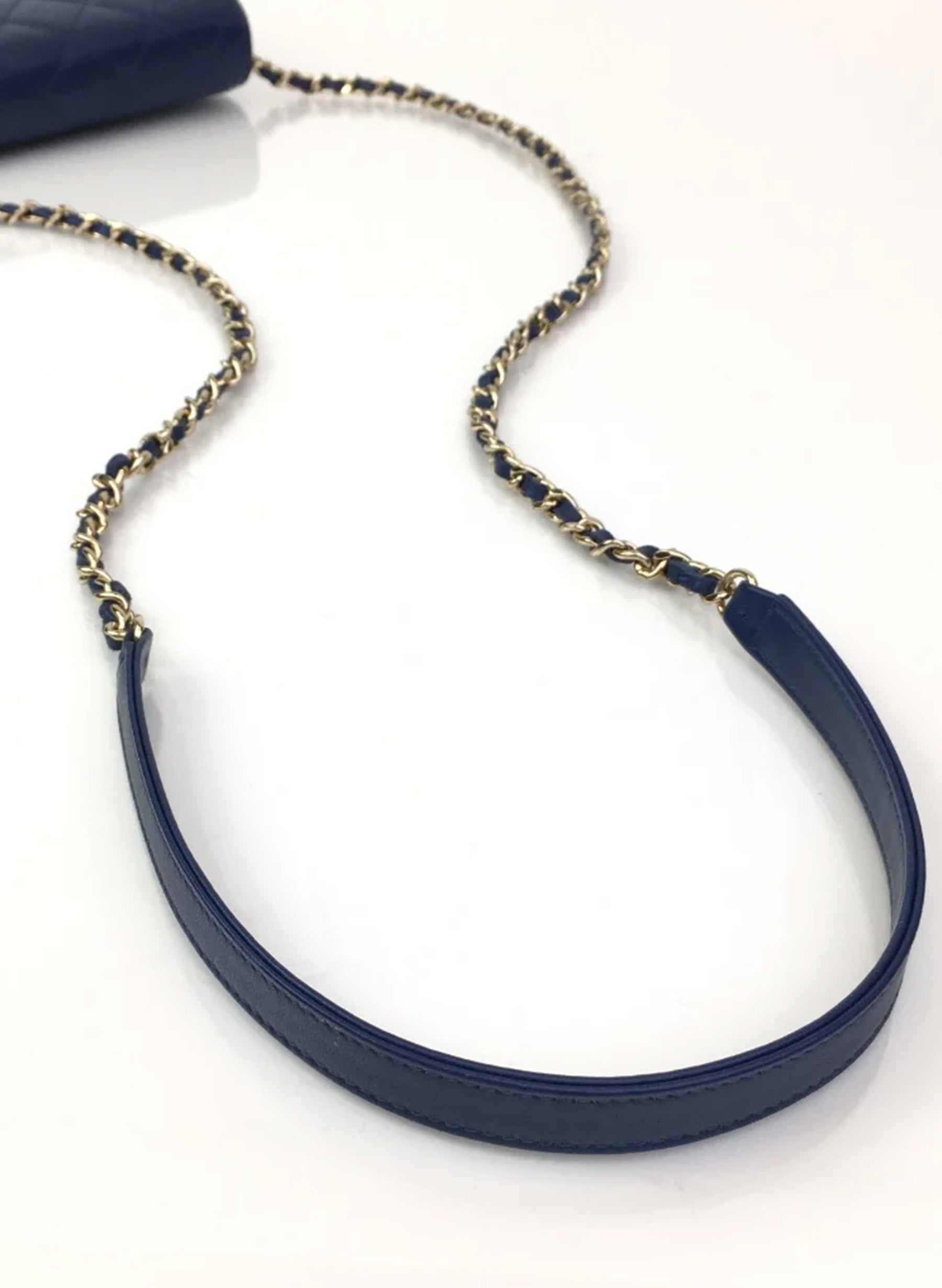 Portefeuille carré Chanel avec chaîne (WOC) en agneau bleu