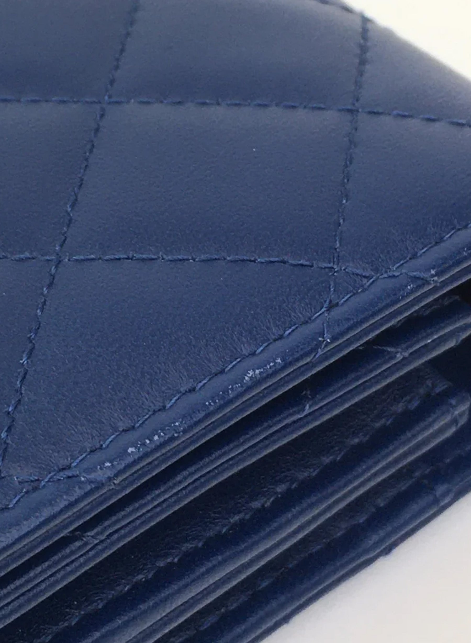 Portefeuille carré Chanel avec chaîne (WOC) en agneau bleu
