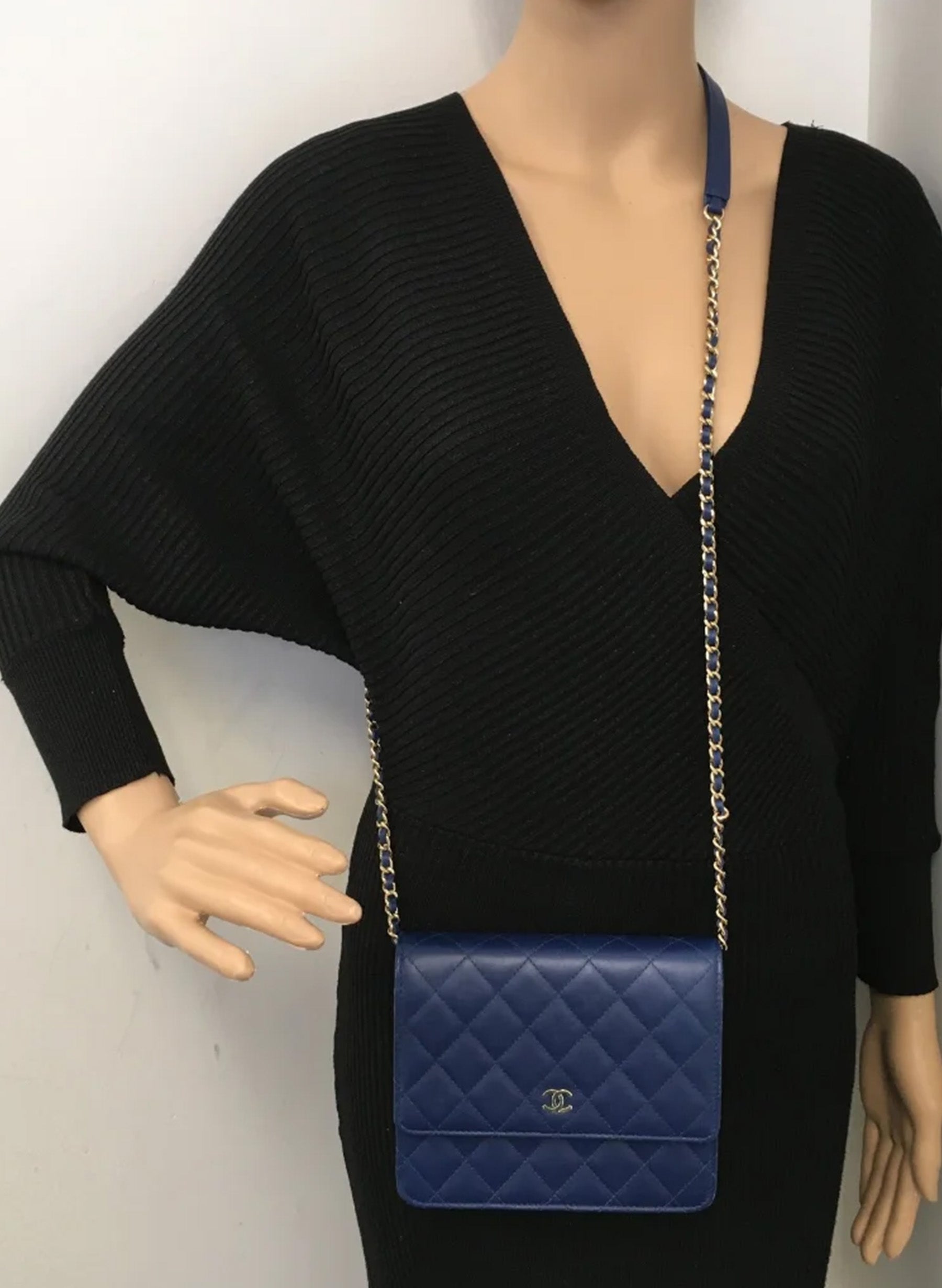 Portefeuille carré Chanel avec chaîne (WOC) en agneau bleu