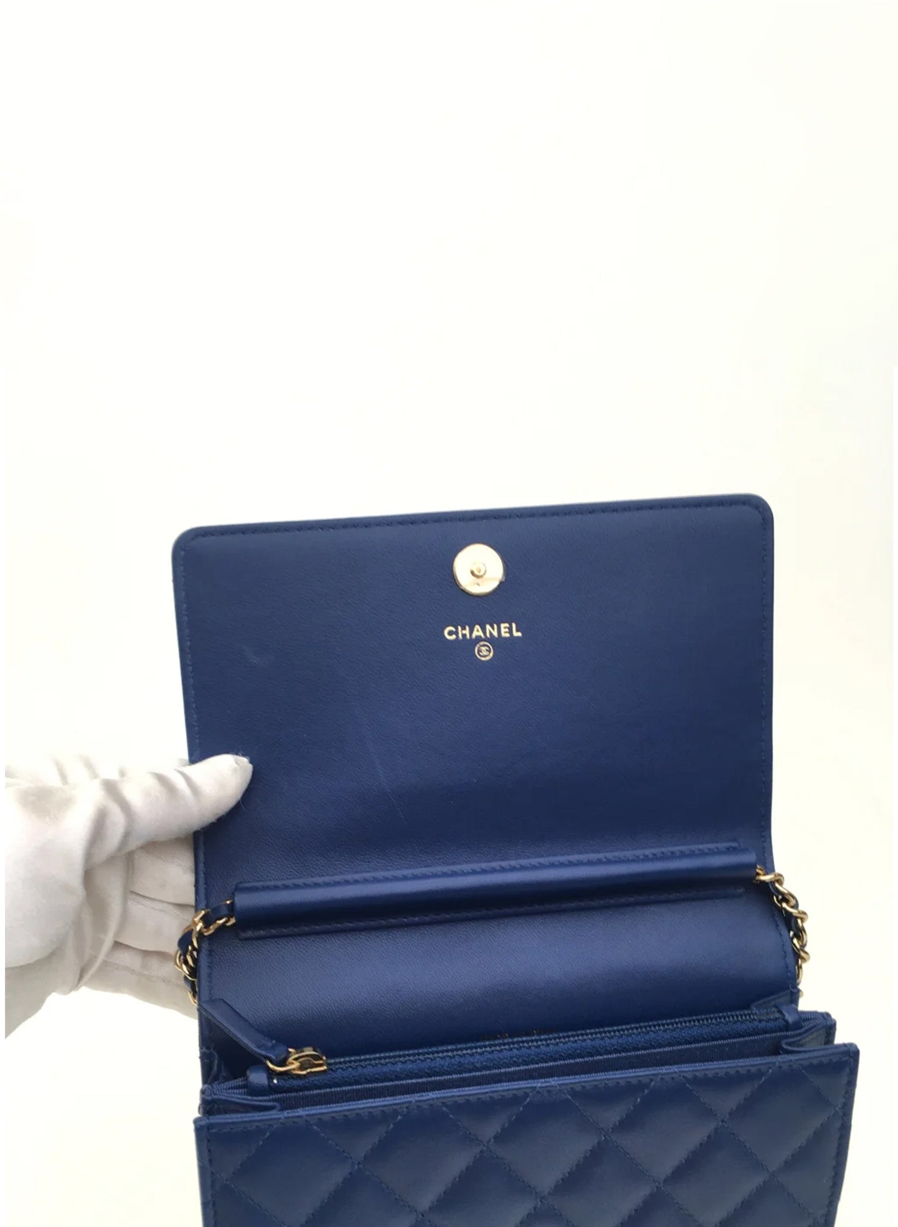 Portefeuille carré Chanel avec chaîne (WOC) en agneau bleu