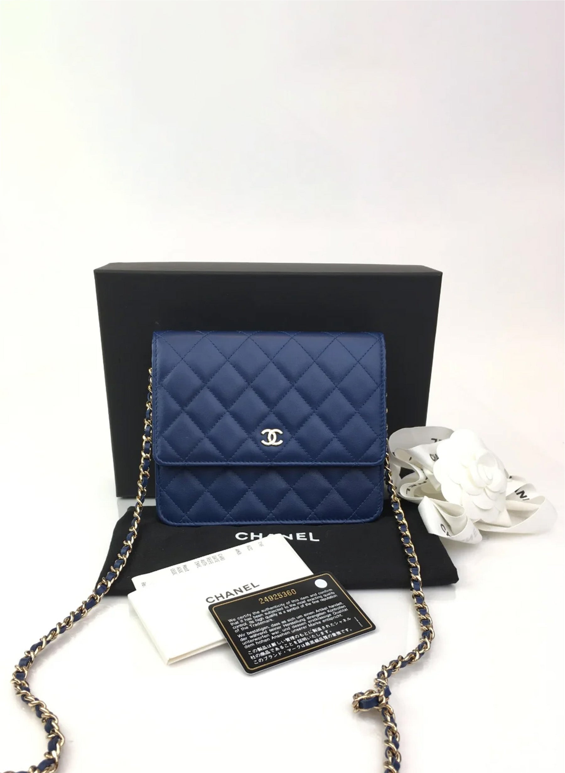 Portefeuille carré Chanel avec chaîne (WOC) en agneau bleu