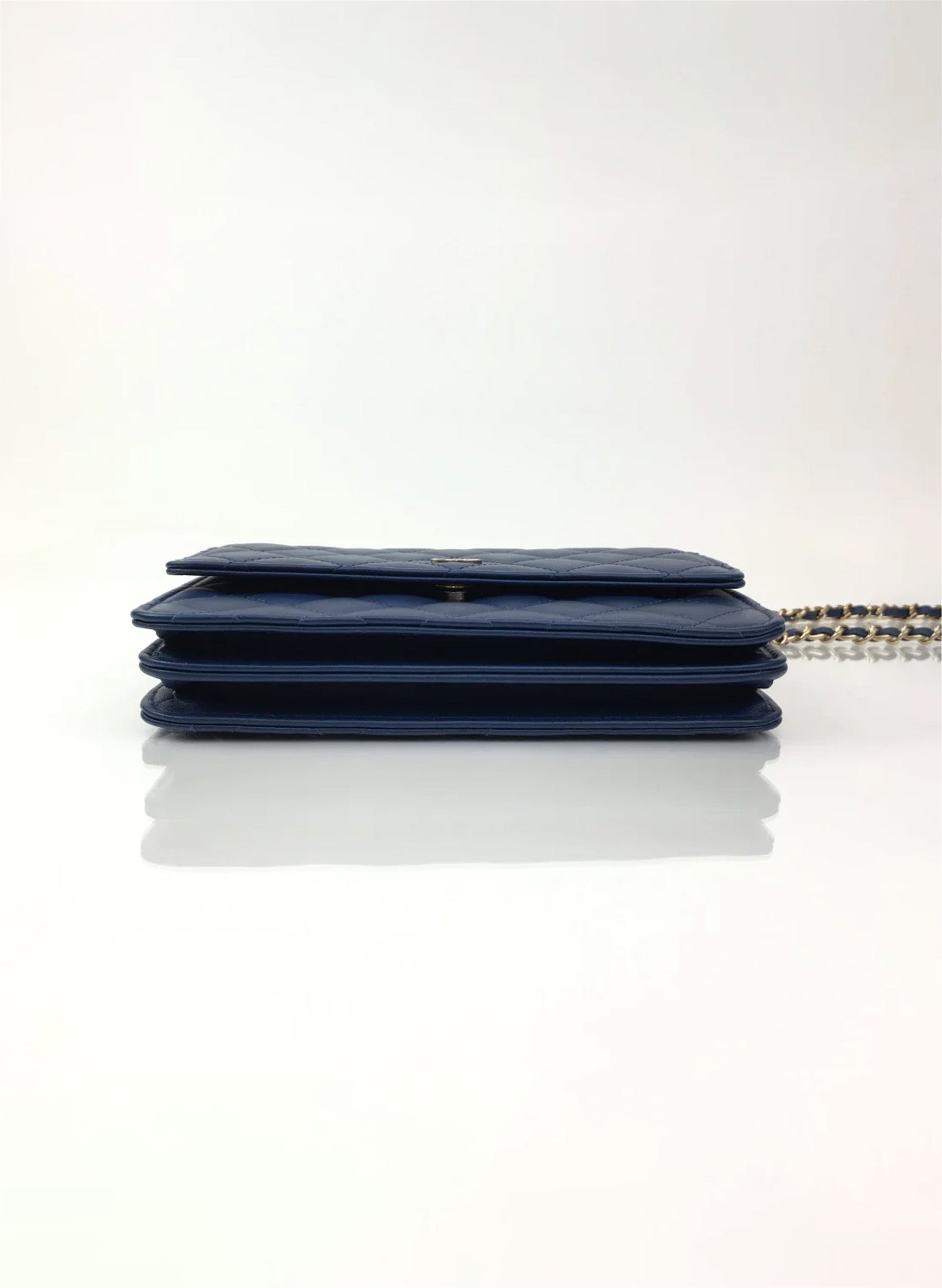 Portefeuille carré Chanel avec chaîne (WOC) en agneau bleu