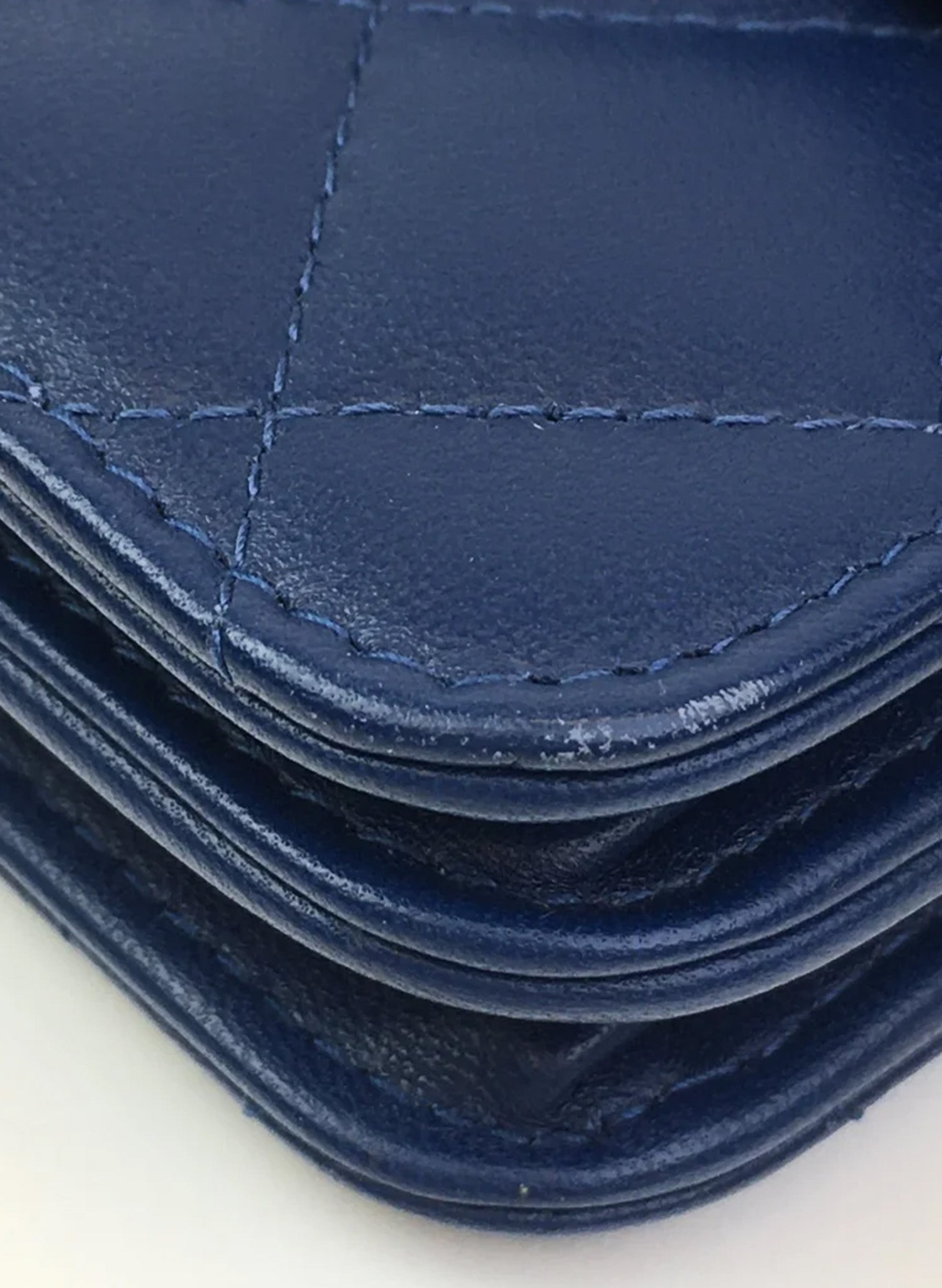 Portefeuille carré Chanel avec chaîne (WOC) en agneau bleu