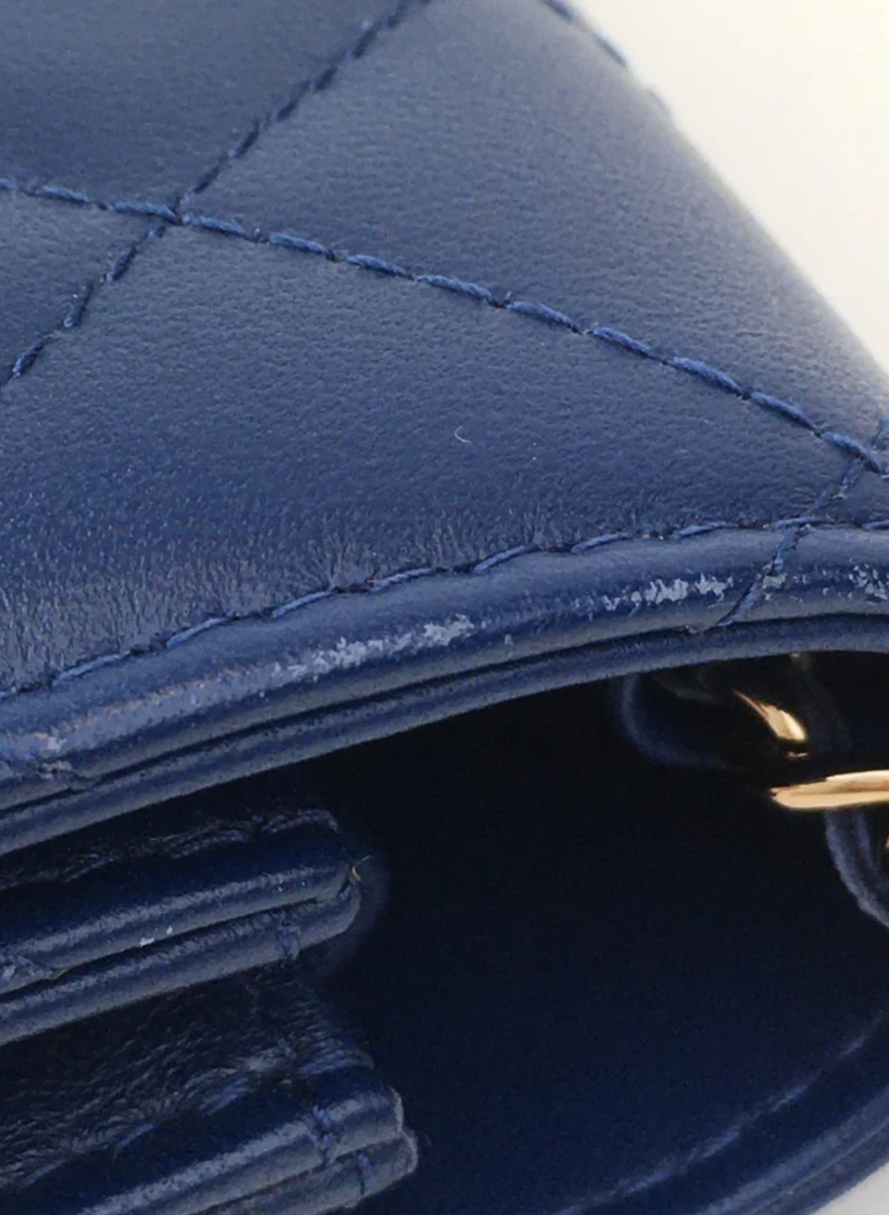 Portefeuille carré Chanel avec chaîne (WOC) en agneau bleu