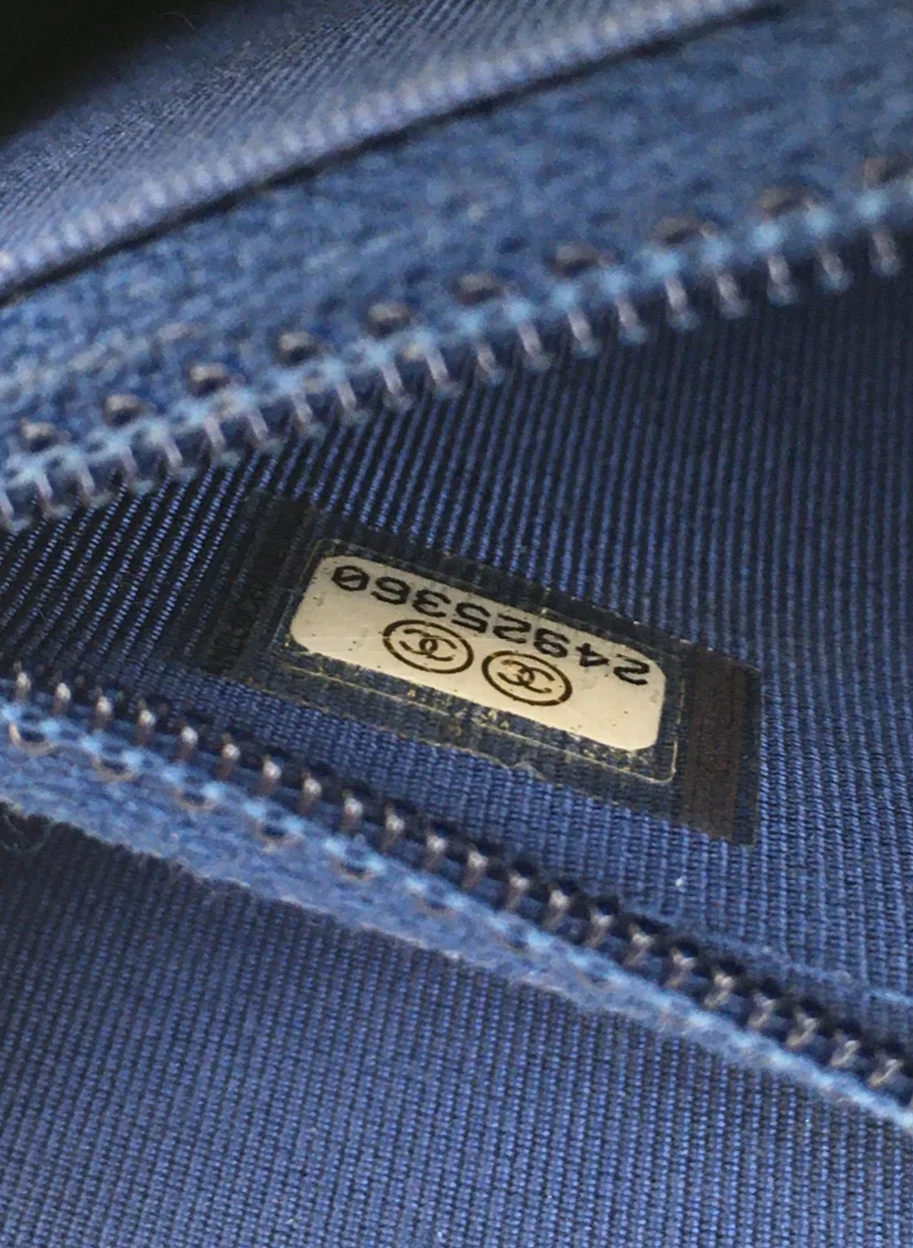 Portefeuille carré Chanel avec chaîne (WOC) en agneau bleu
