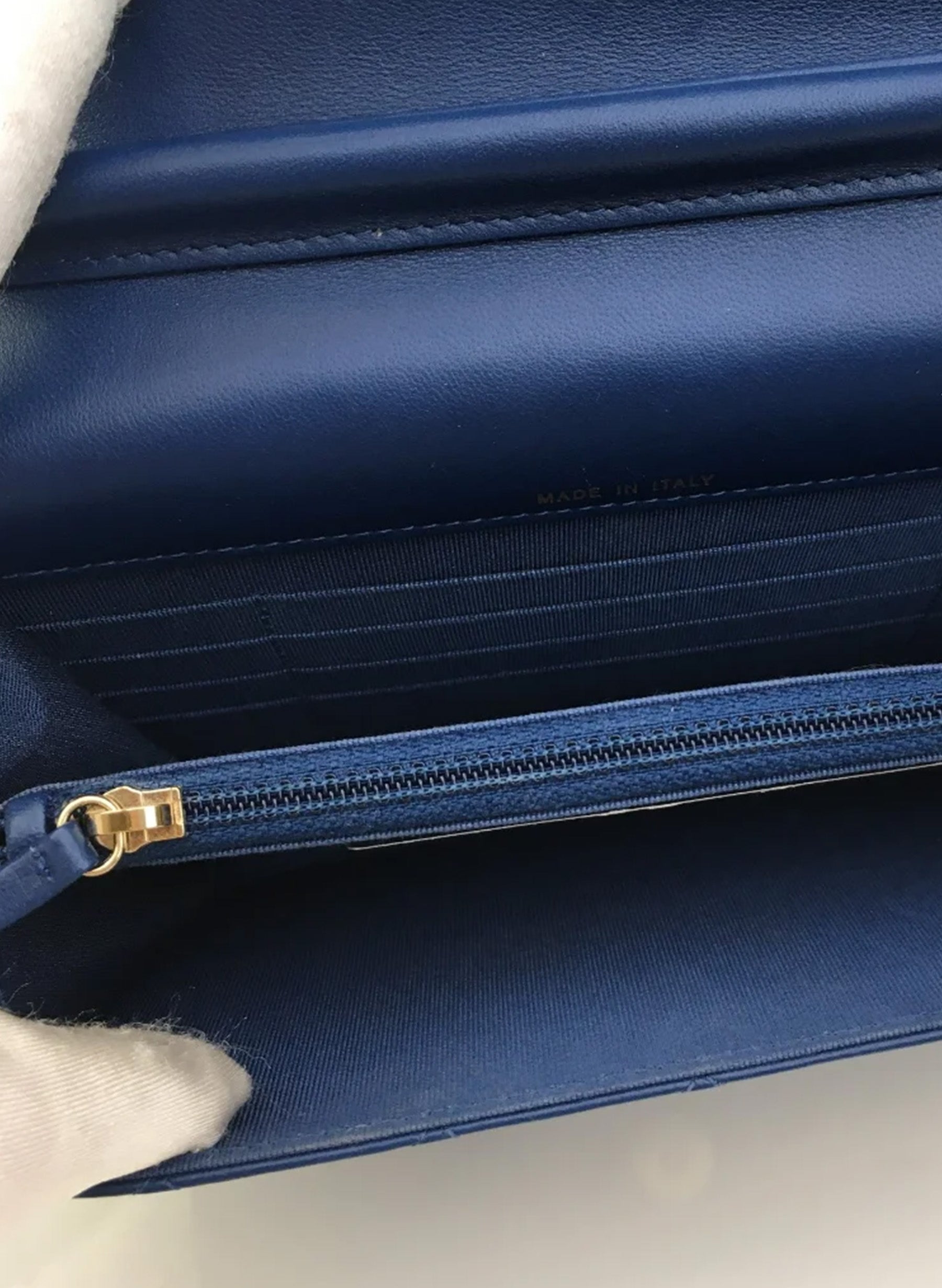 Portefeuille carré Chanel avec chaîne (WOC) en agneau bleu