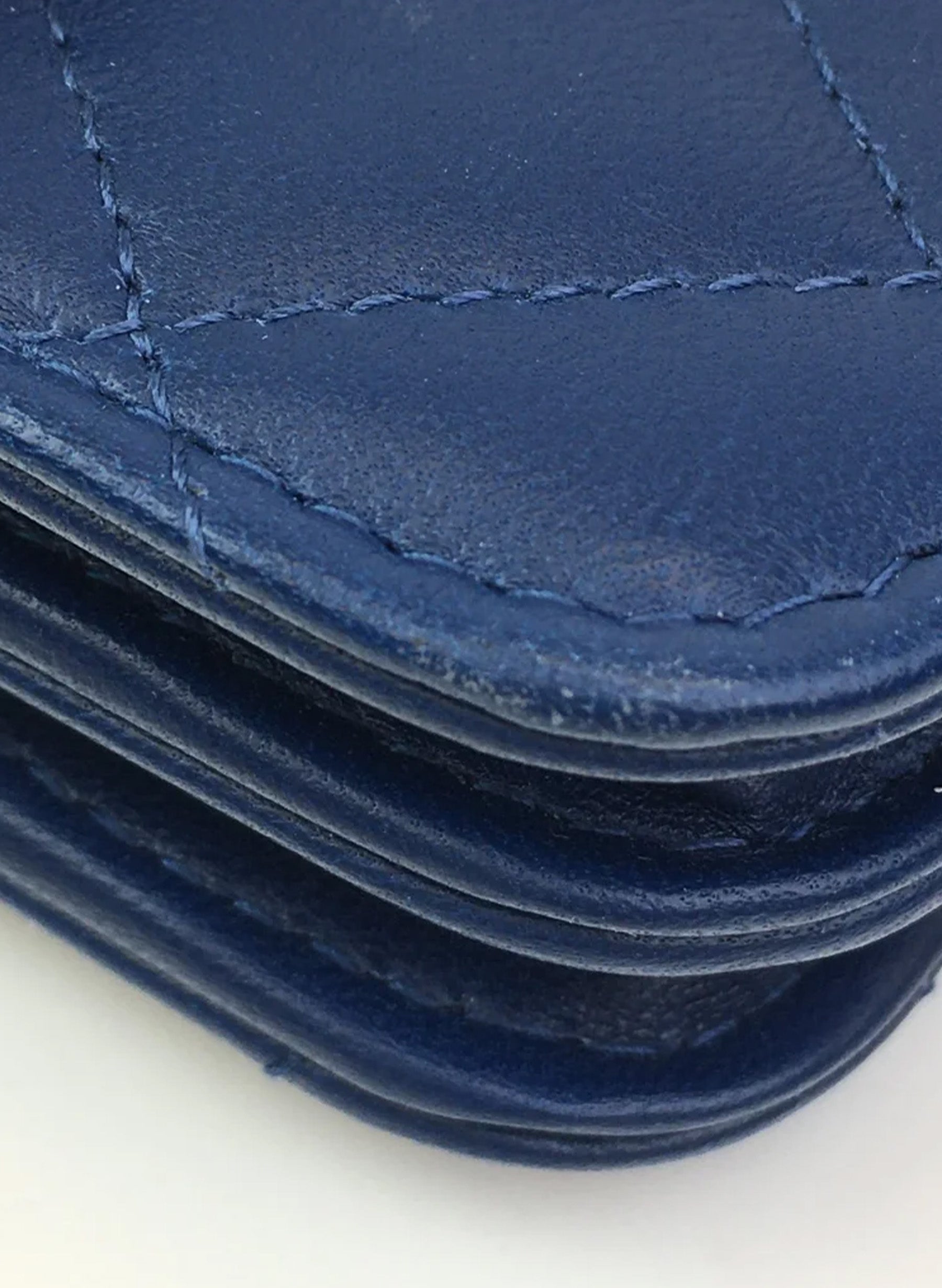 Portefeuille carré Chanel avec chaîne (WOC) en agneau bleu