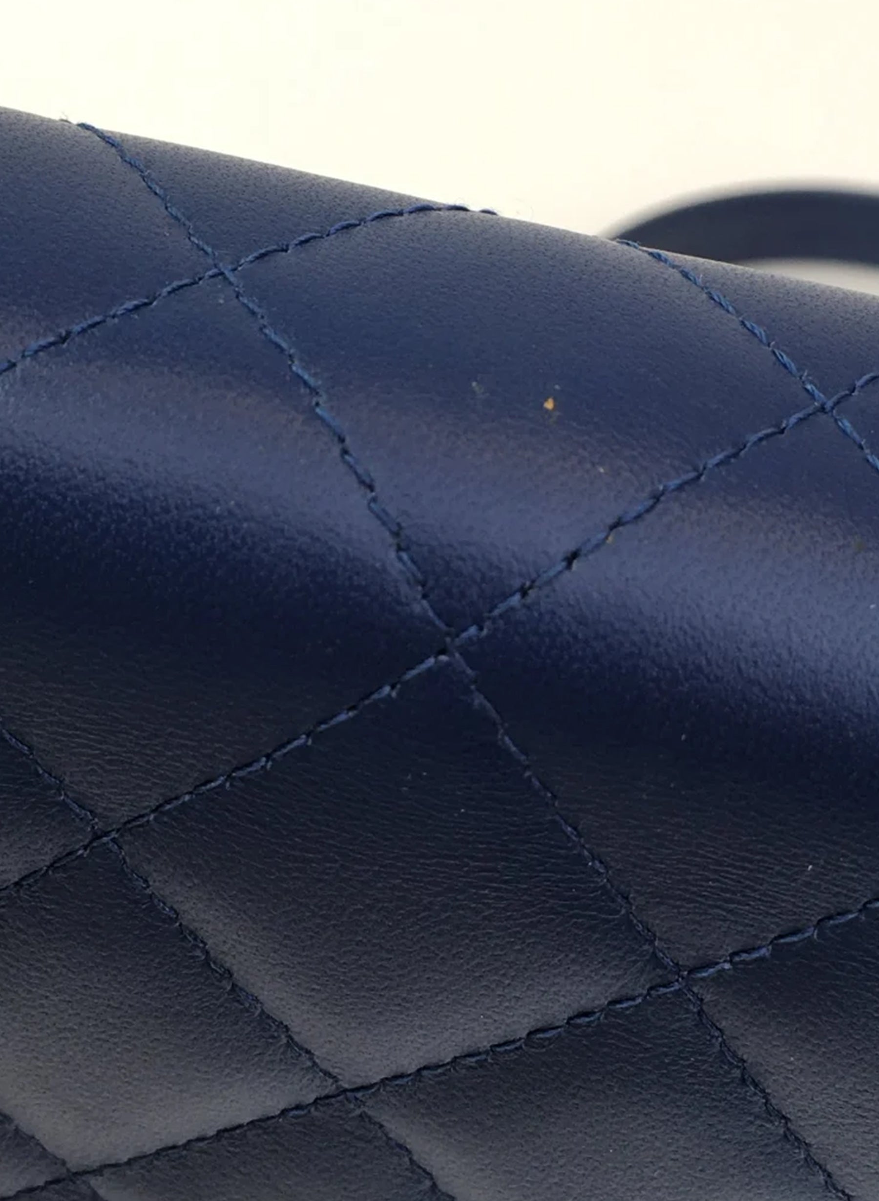 Portefeuille carré Chanel avec chaîne (WOC) en agneau bleu