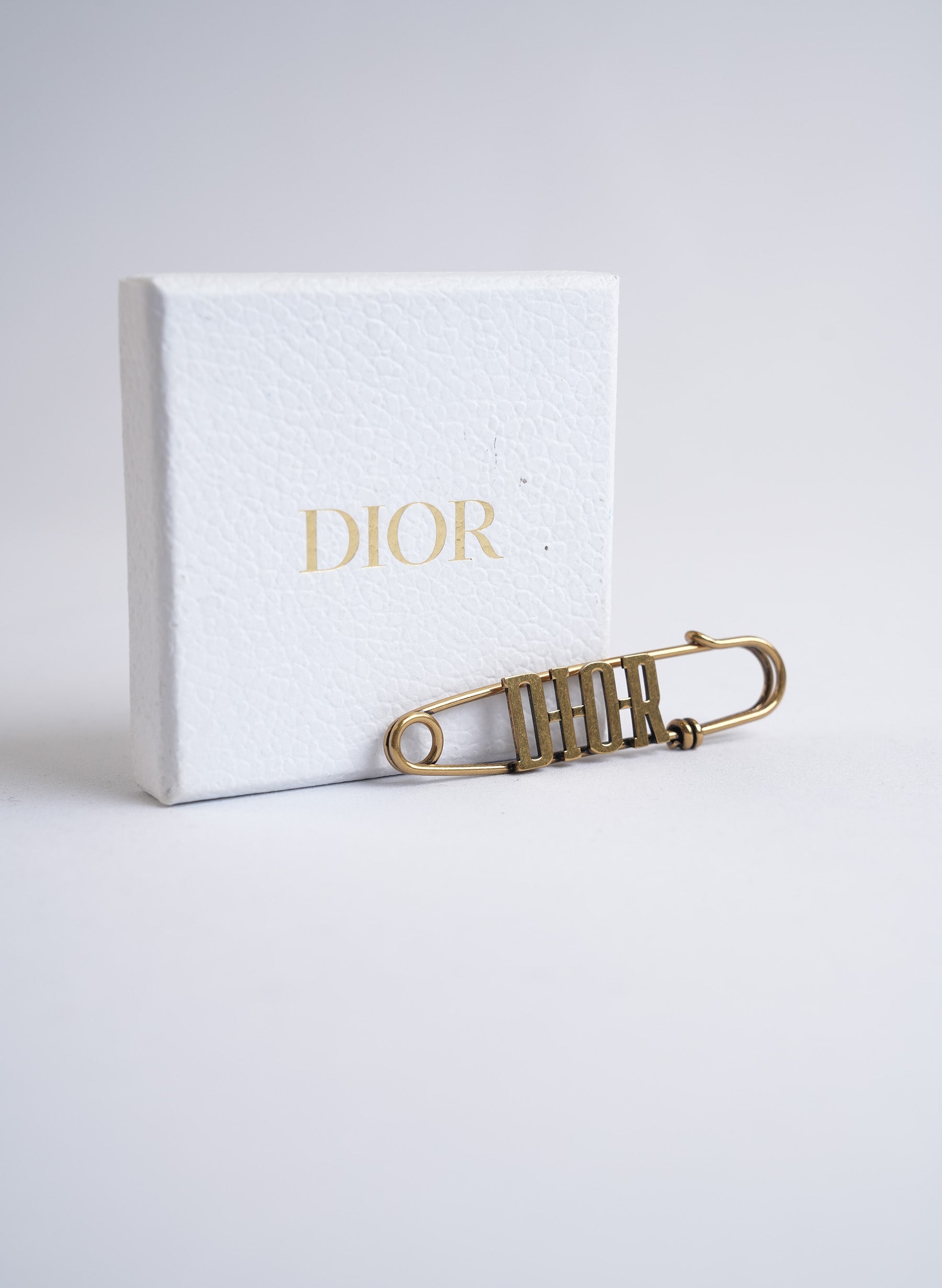 Broche logo Christian Dior