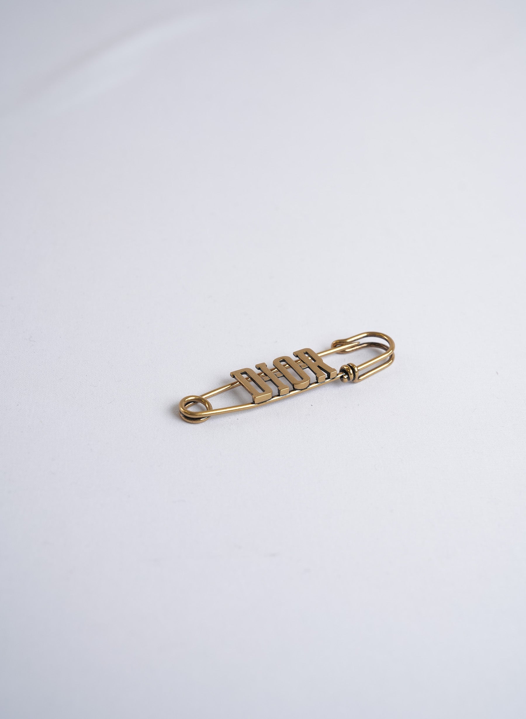 Broche logo Christian Dior