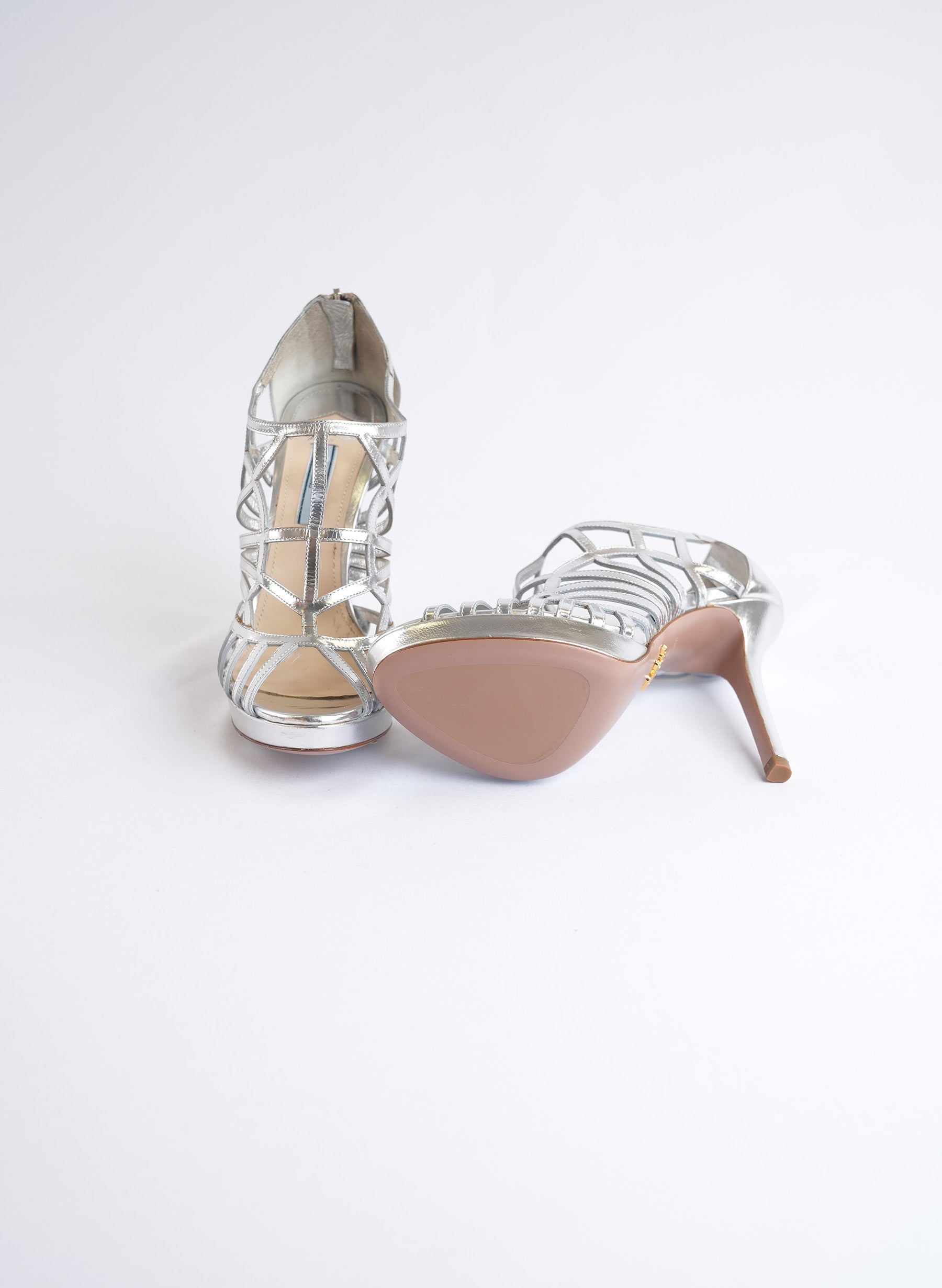 Escarpins Prada en cuir verni argenté