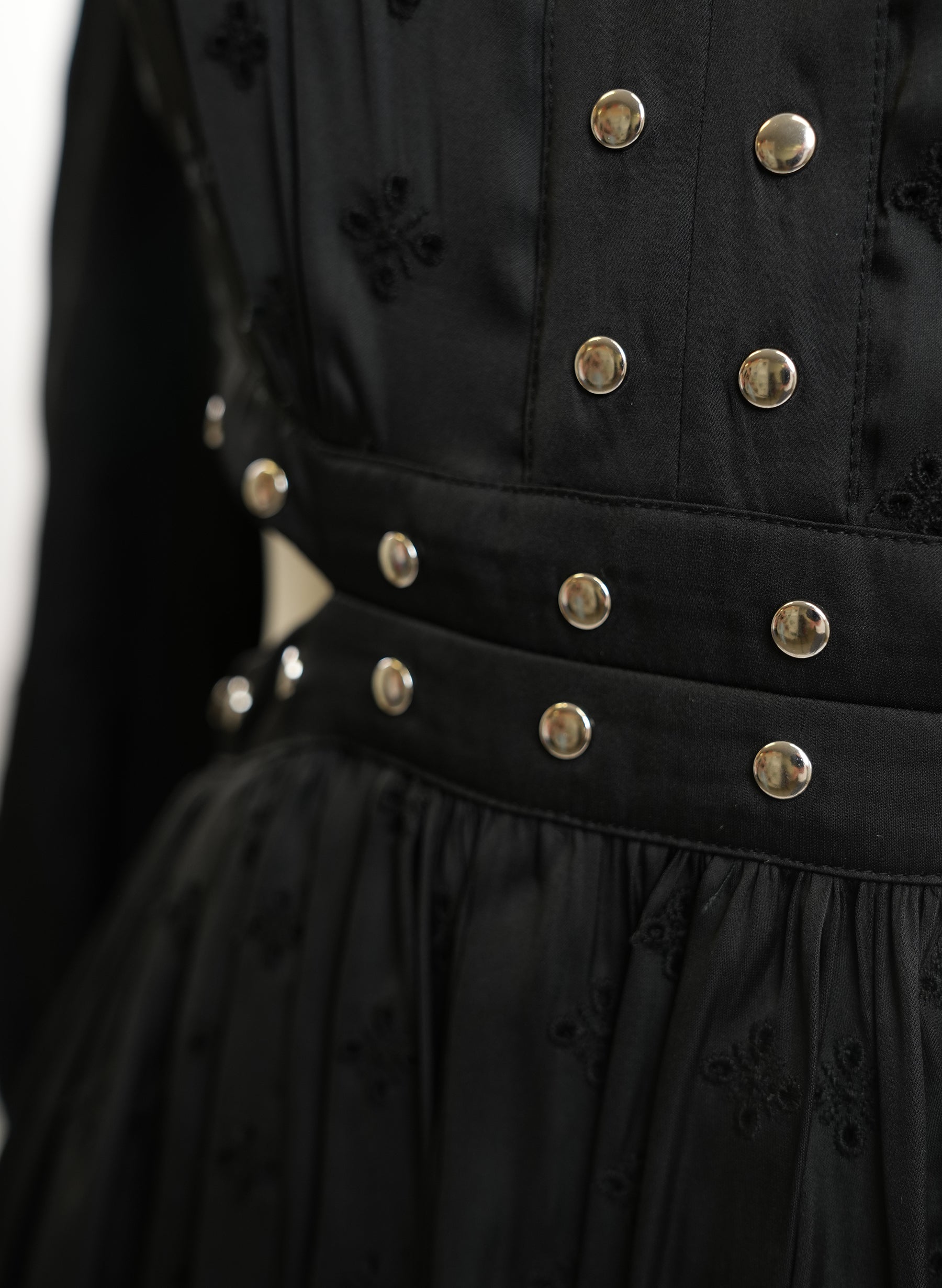 Robe courte Maje en satin découpé et clouté