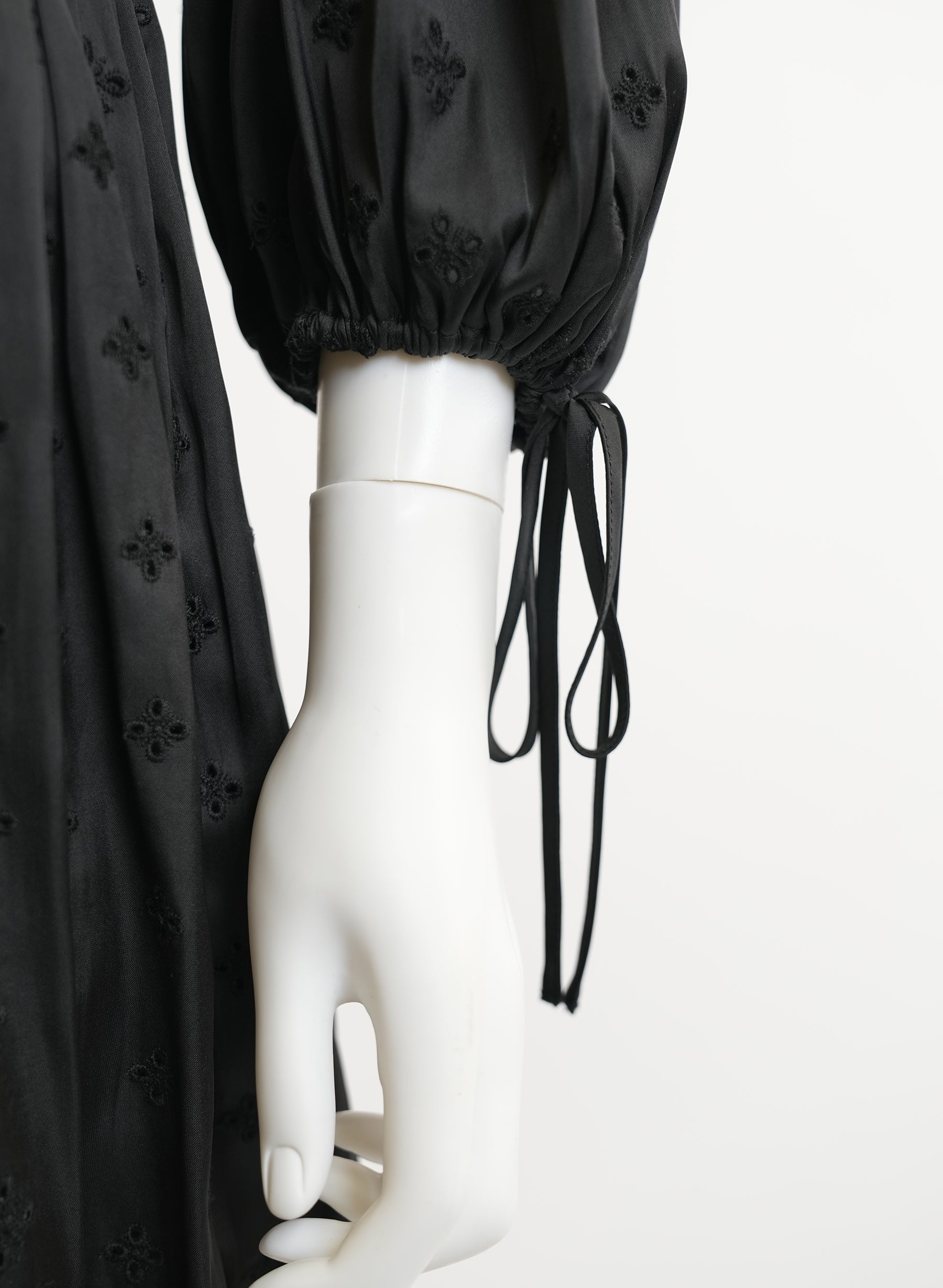 Robe courte Maje en satin découpé et clouté