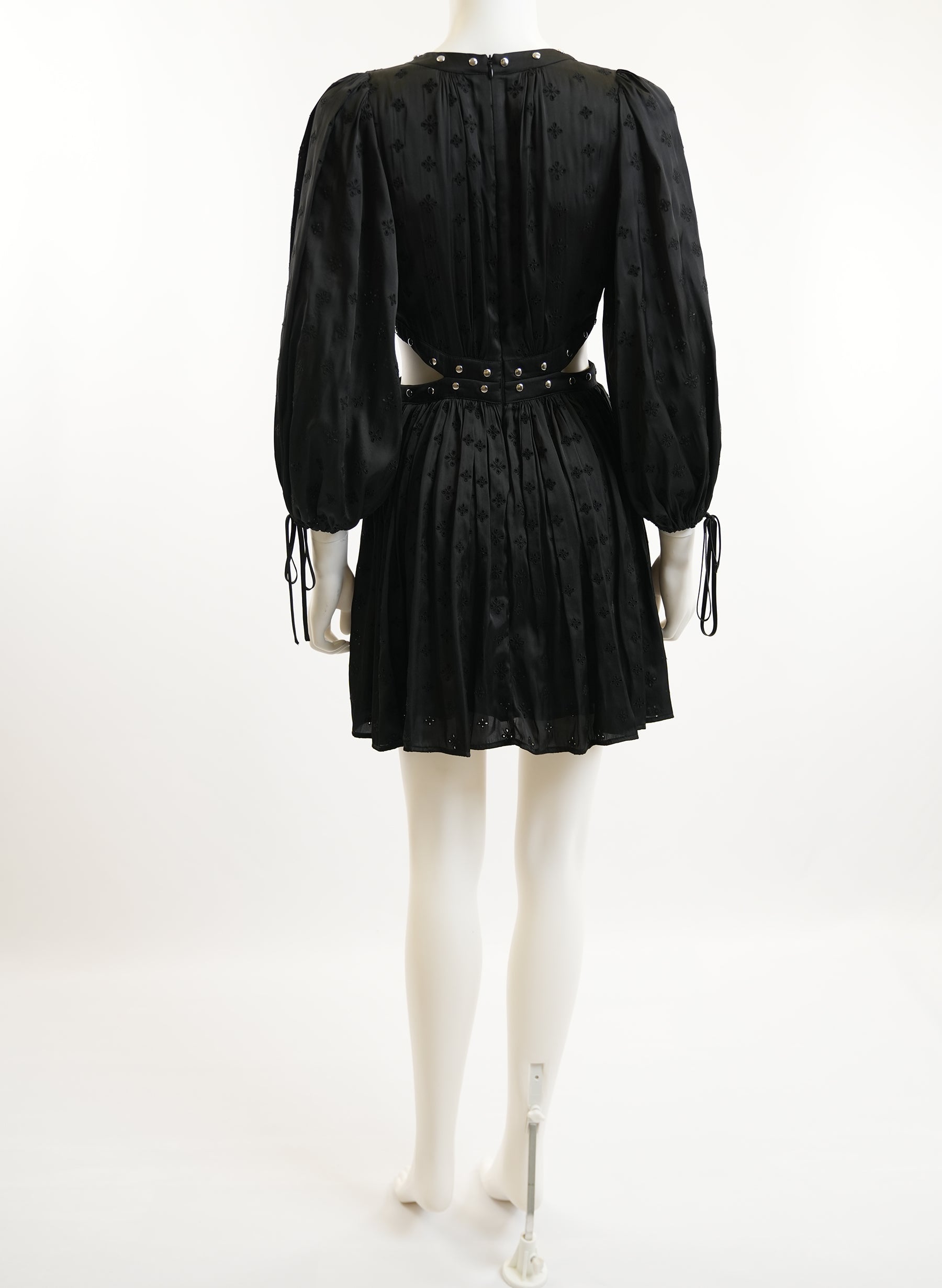 Robe courte Maje en satin découpé et clouté