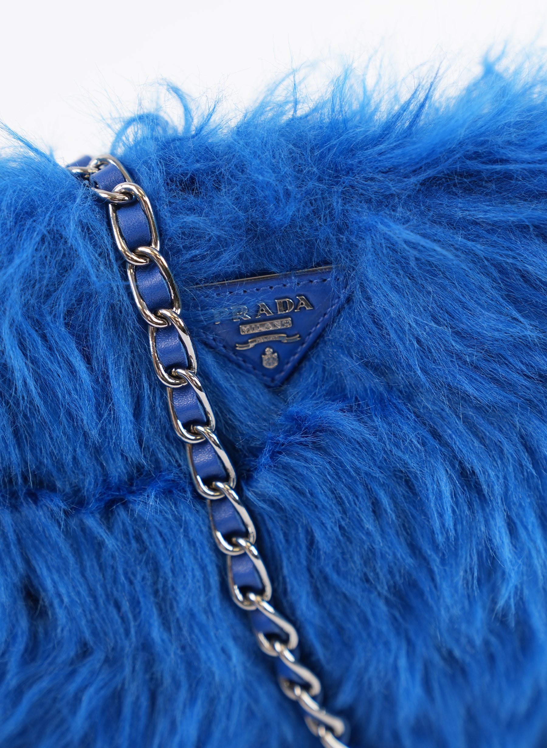 Sac bandoulière Prada en fourrure bleue