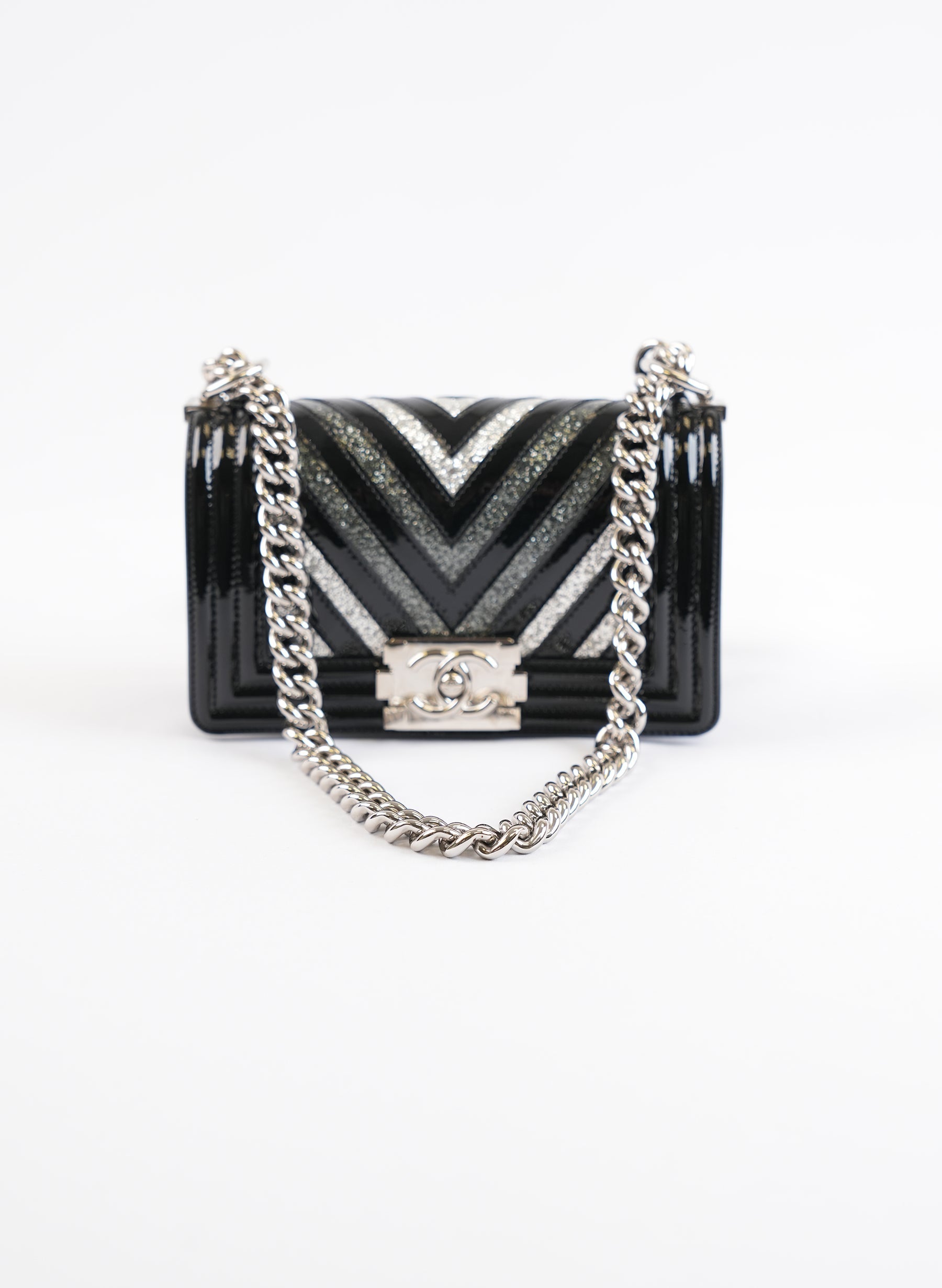 Sac à rabat Chanel Boy matelassé en PVC verni pailleté