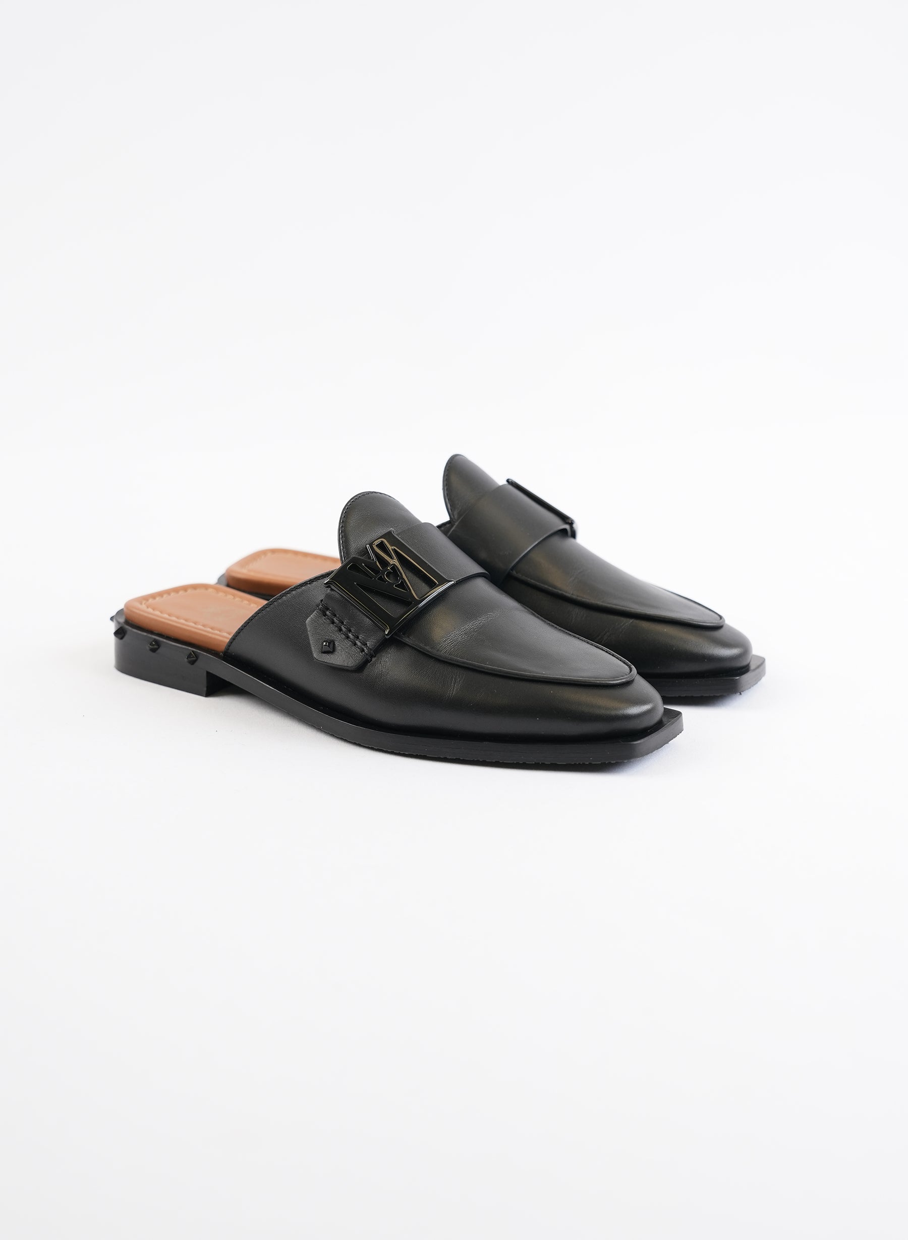 Mules en cuir noir MCM