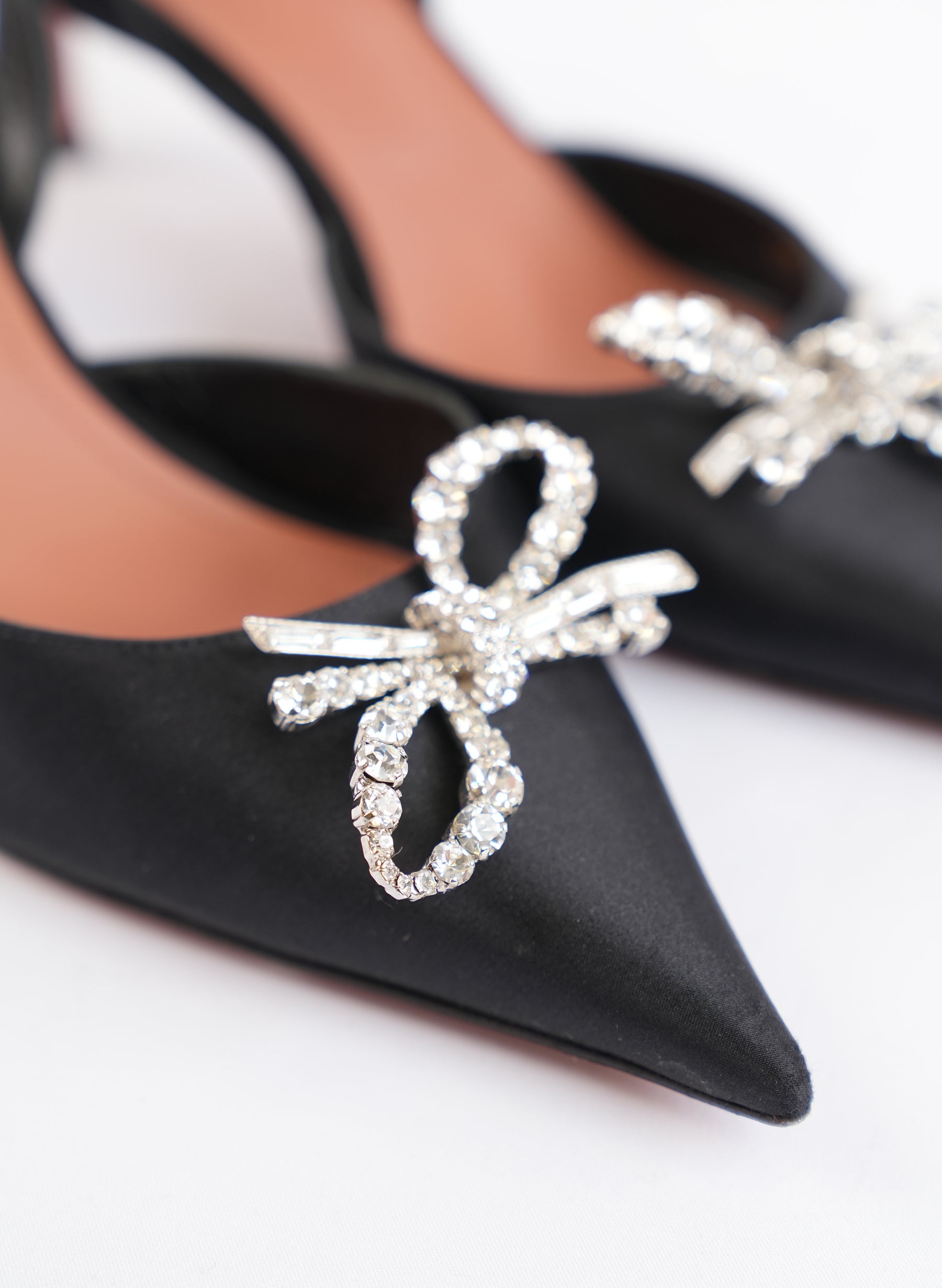 Amina Muaddi Rosie Escarpins à bride arrière en satin