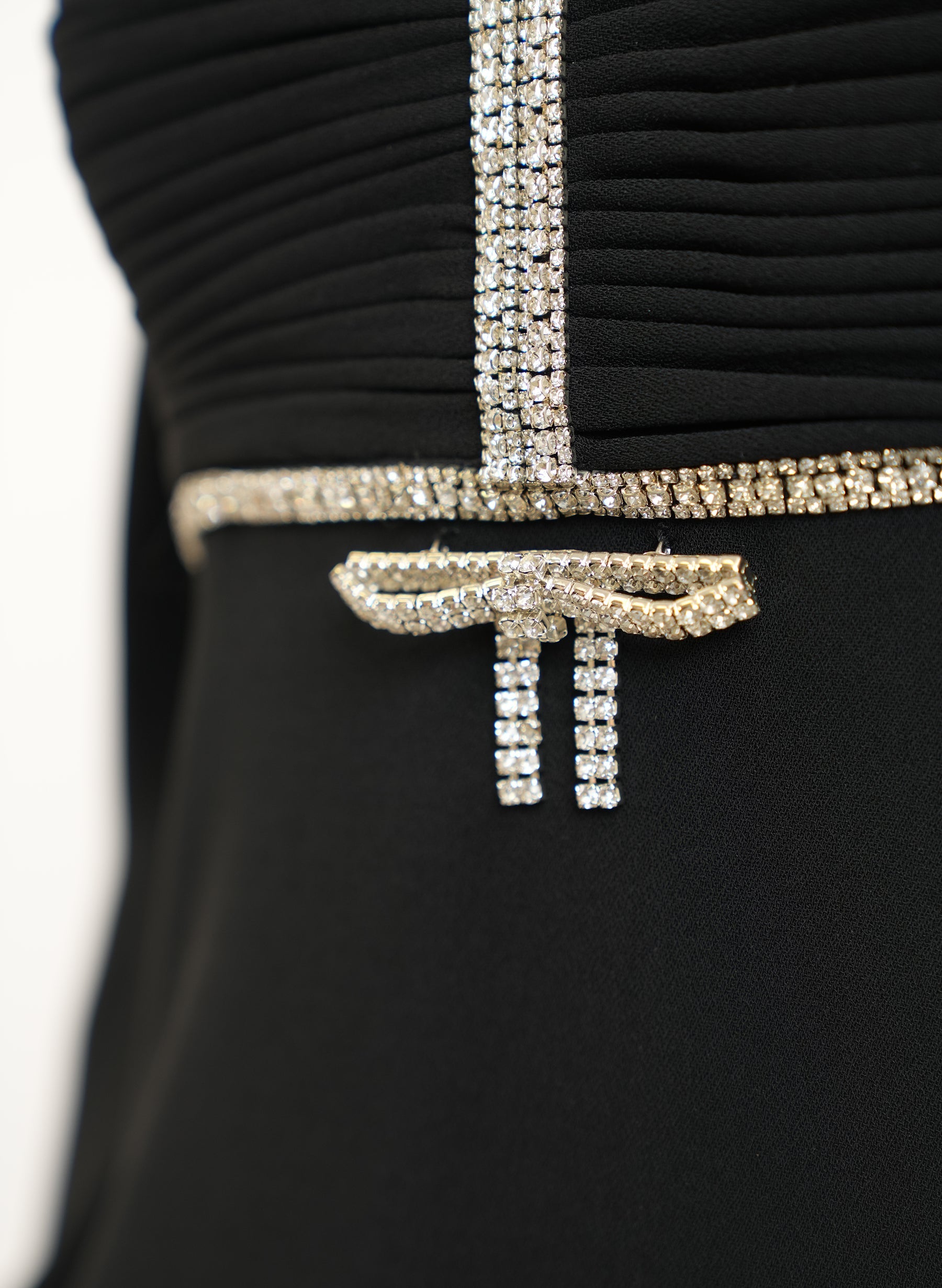 Robe noire ornée de cristaux Autoportrait