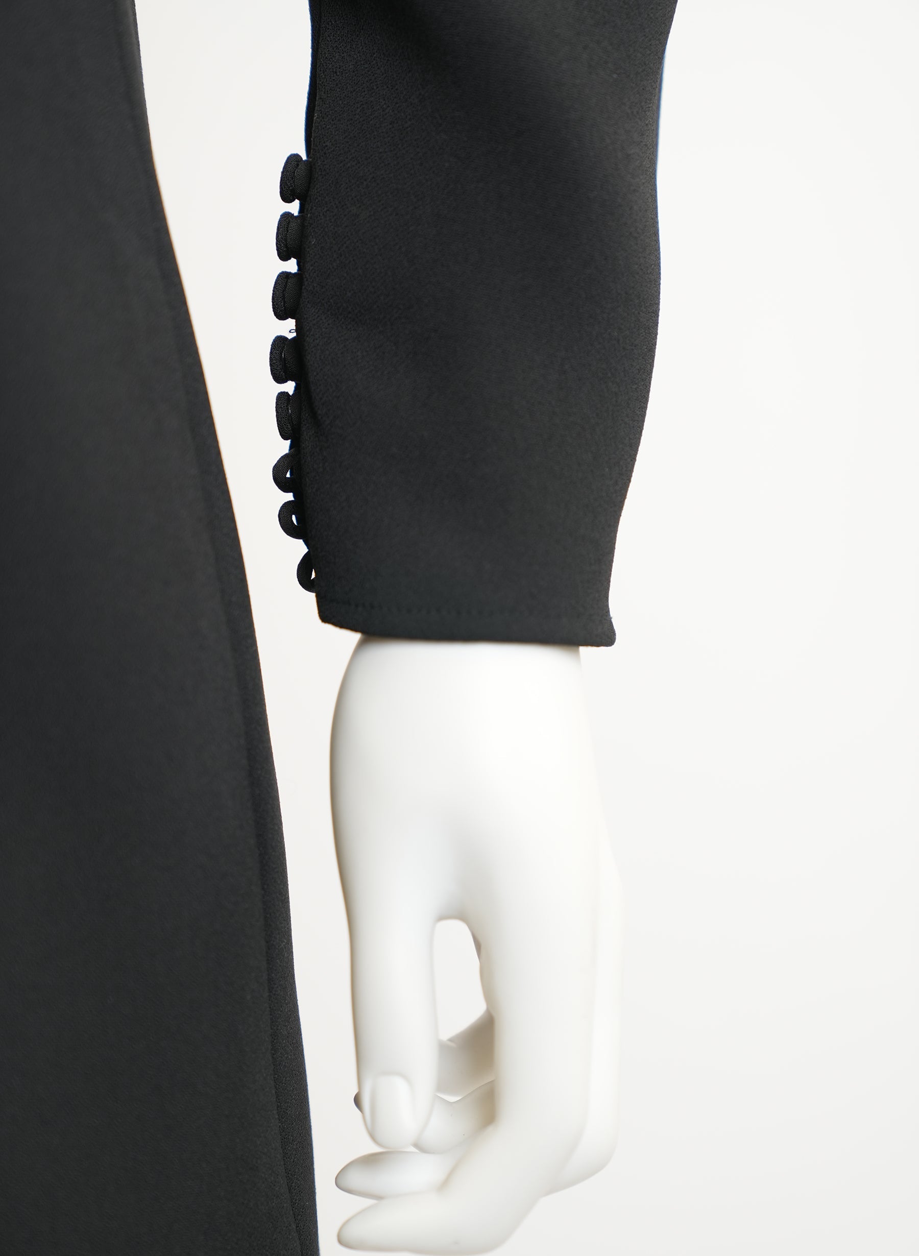 Robe noire ornée de cristaux Autoportrait