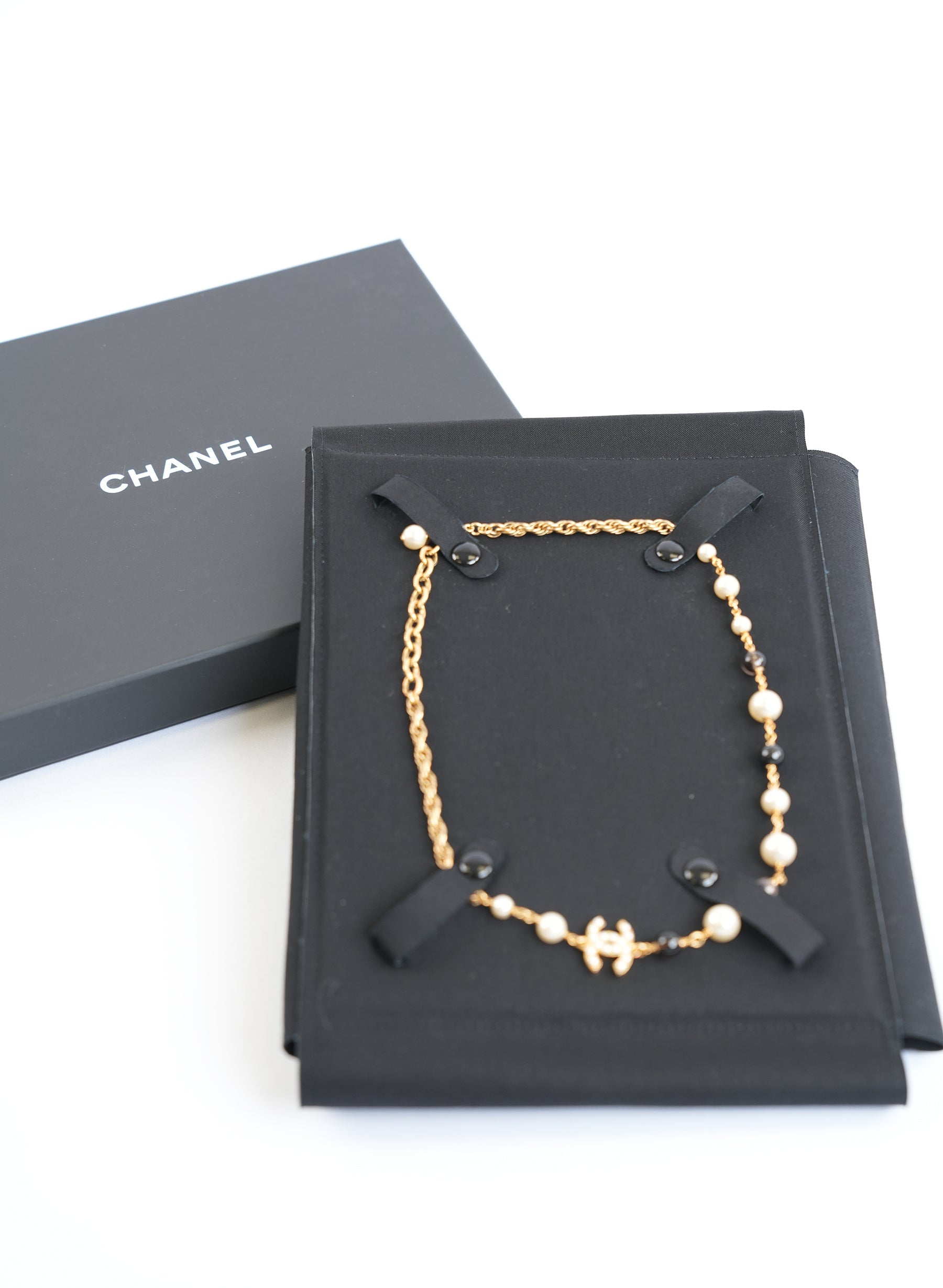 Collier Chanel en perles et or