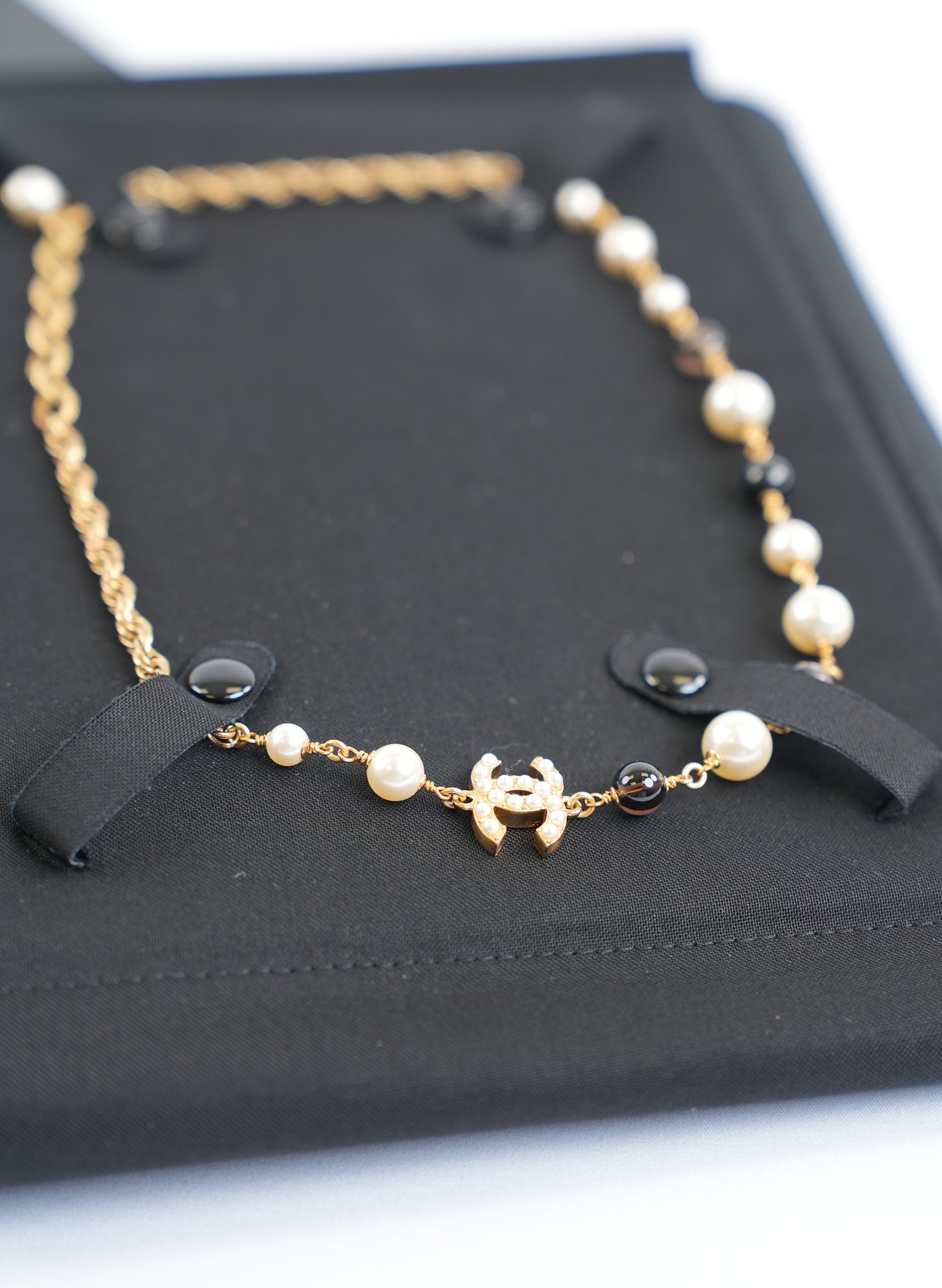 Collier Chanel en perles et or