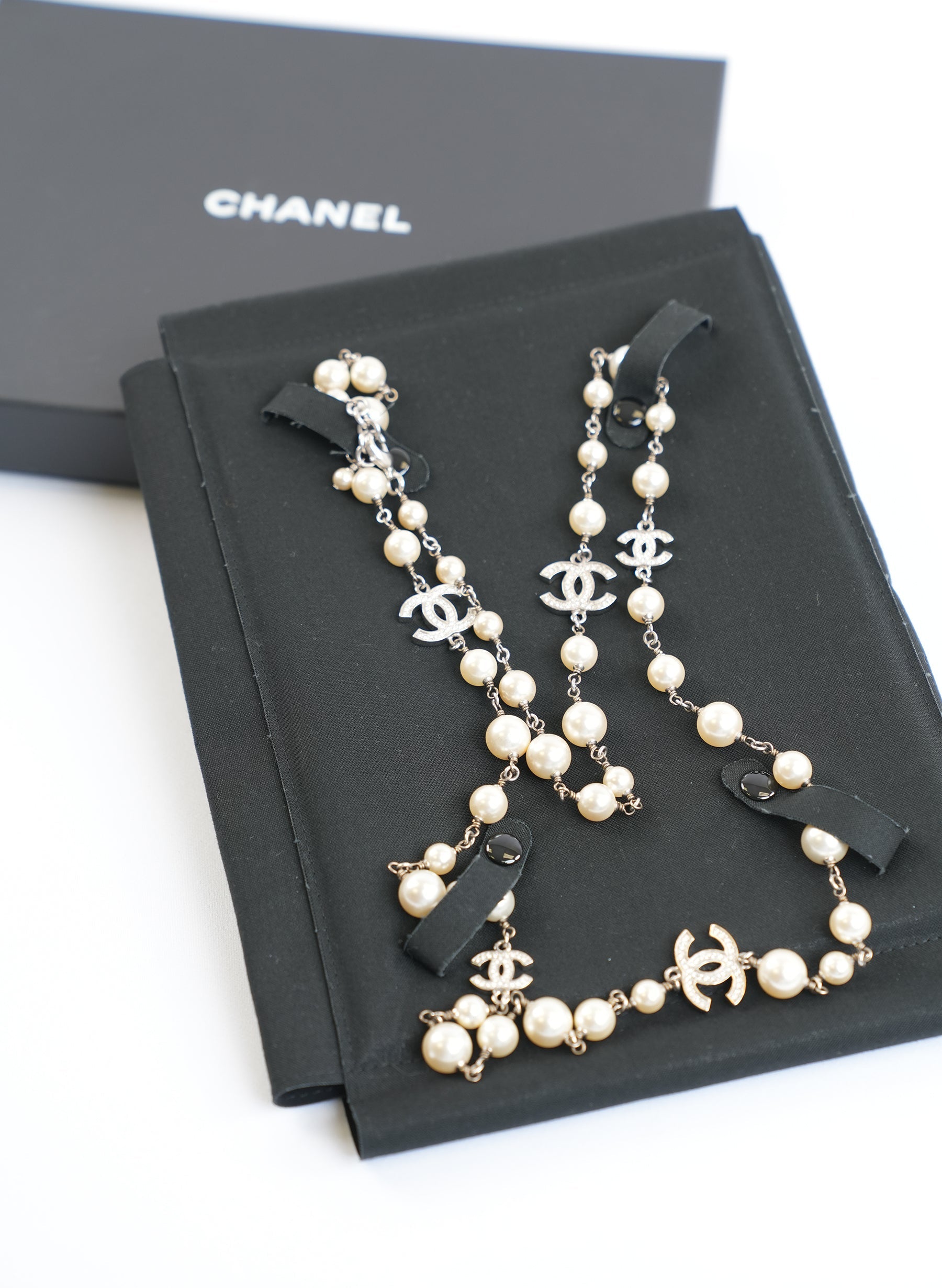 Collier Chanel en perles et argent