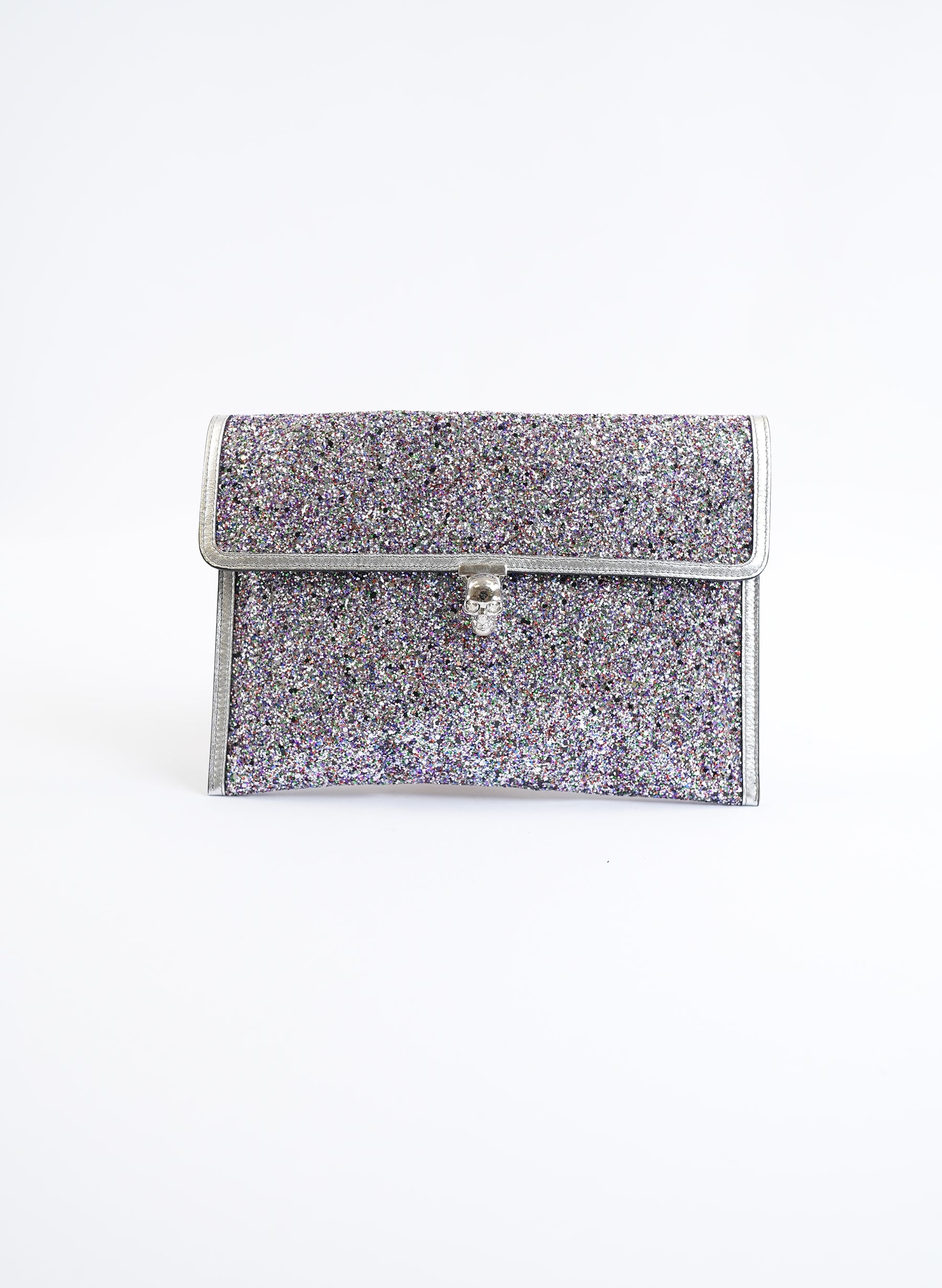 Pochette Alexander McQueen argentée à paillettes en forme de crâne