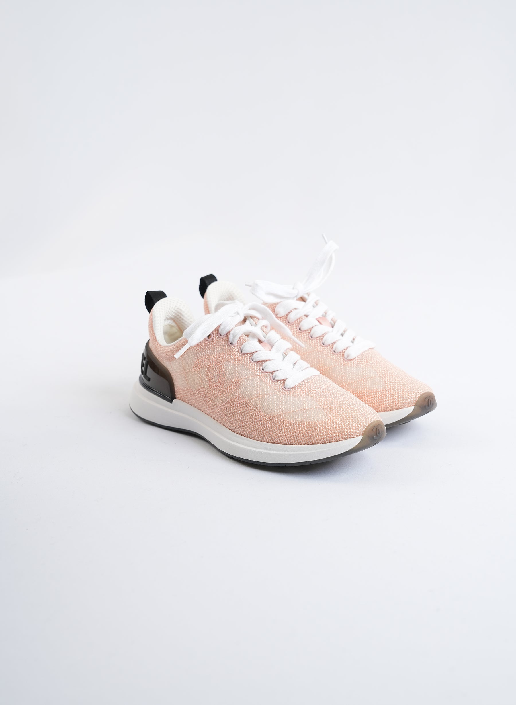 Baskets basses Chanel en maille brodée