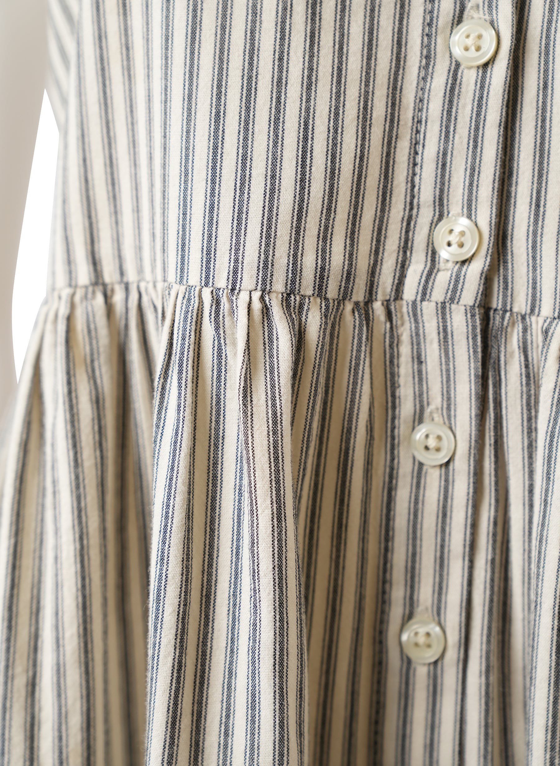 La grande robe à bretelles papillon