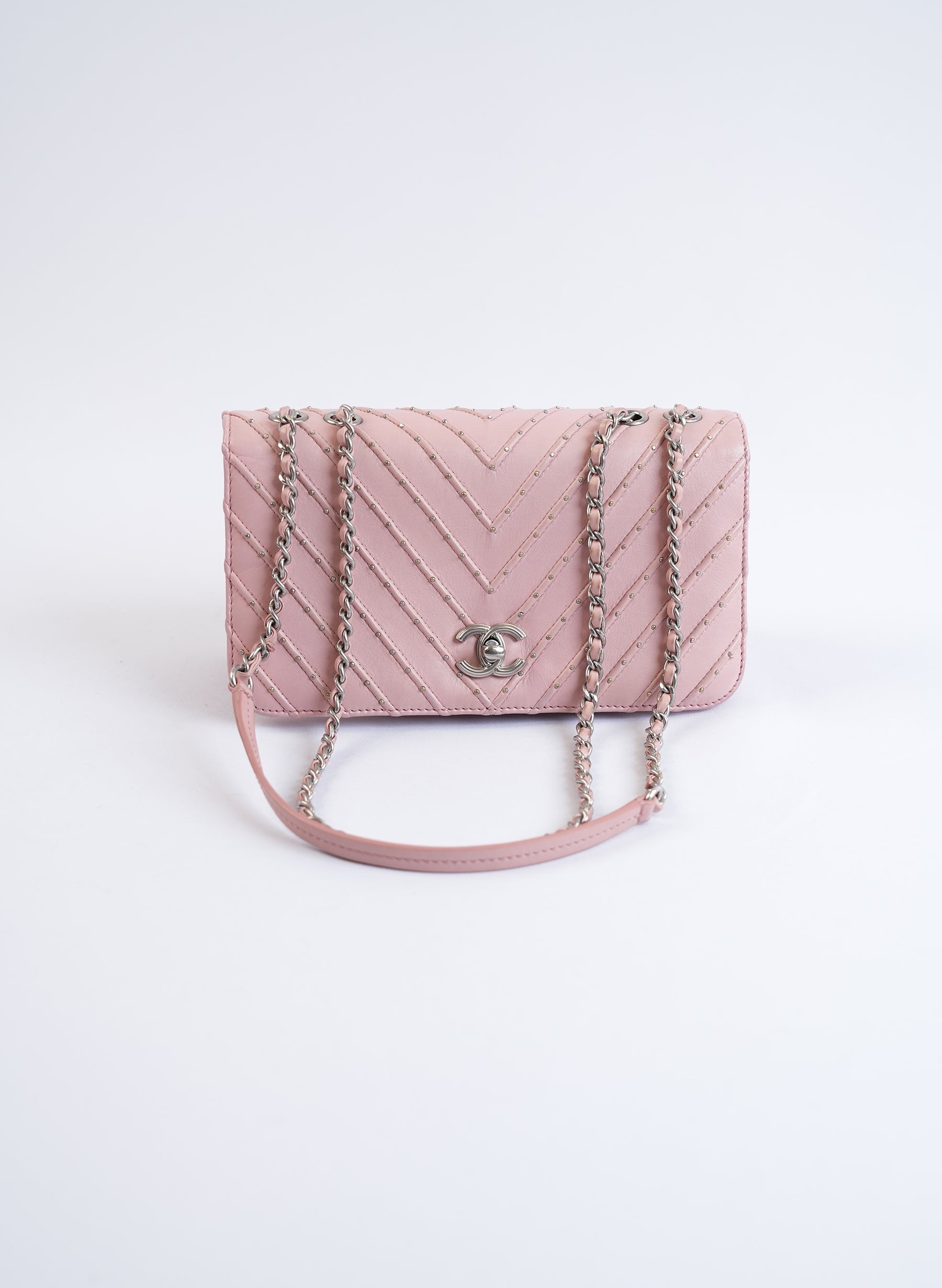Sac à rabat Chanel rose à chevrons et clous CC