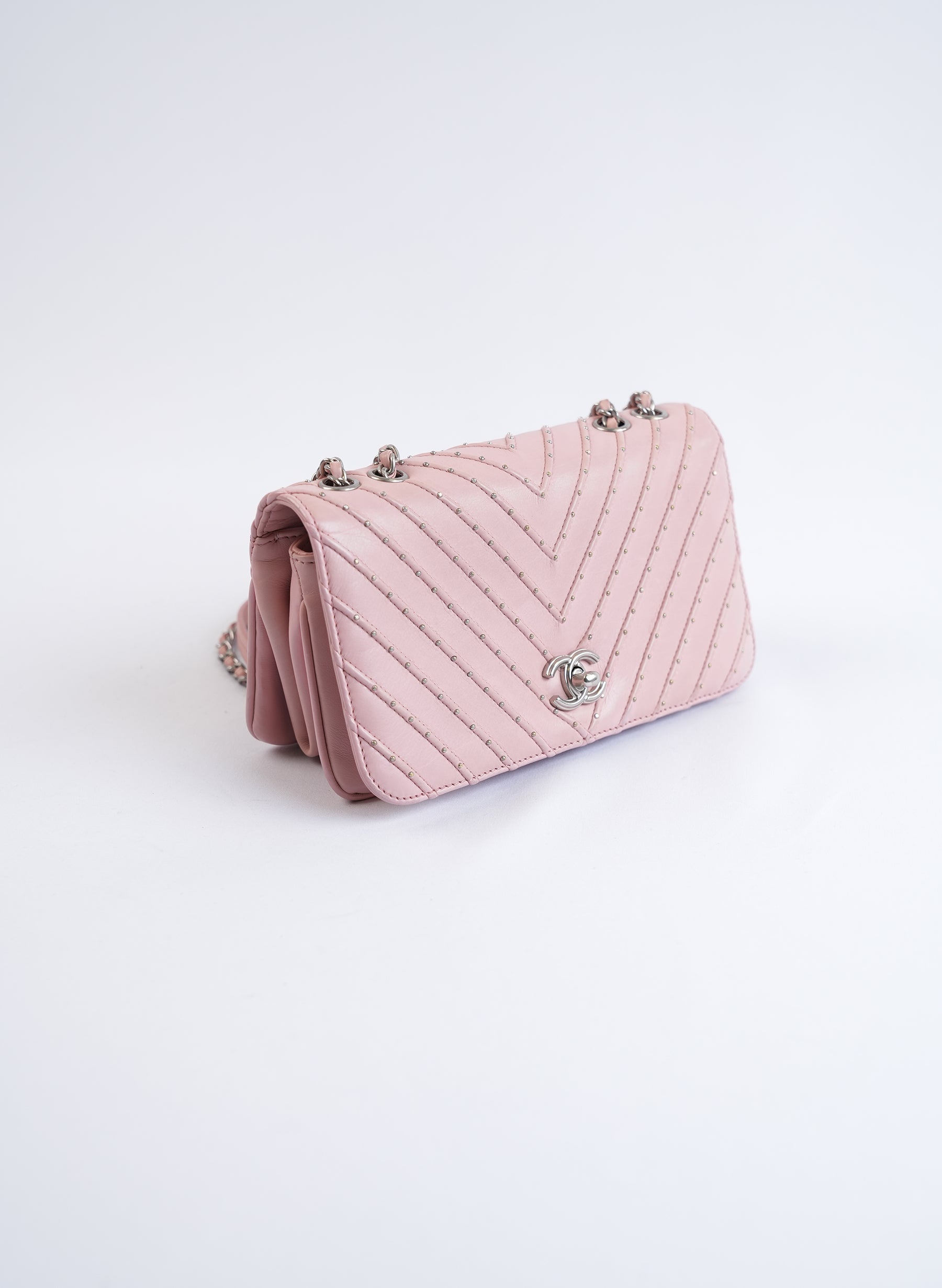 Sac à rabat Chanel rose à chevrons et clous CC