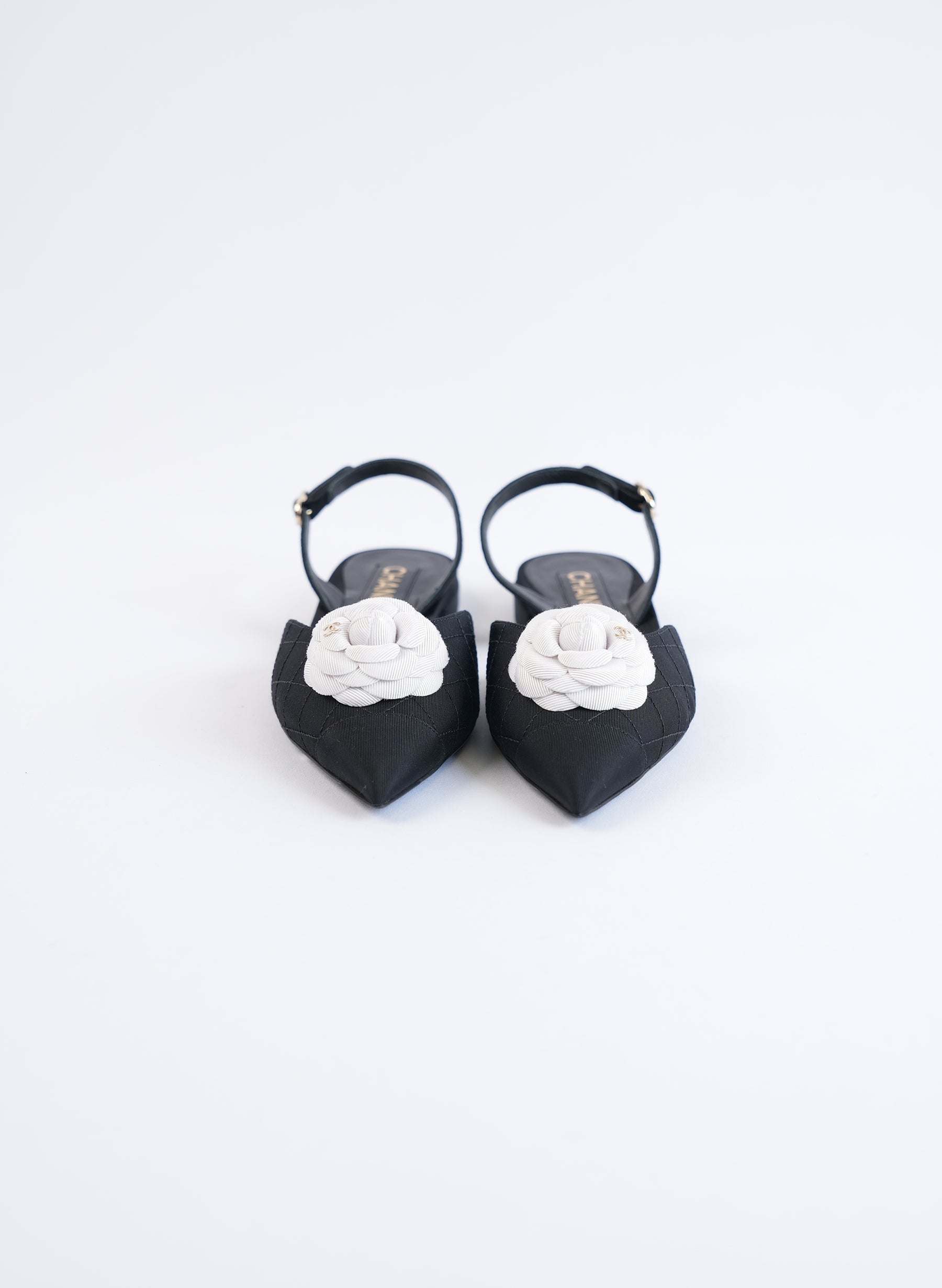 Ballerines Chanel CC Camélia en toile matelassée à bride arrière