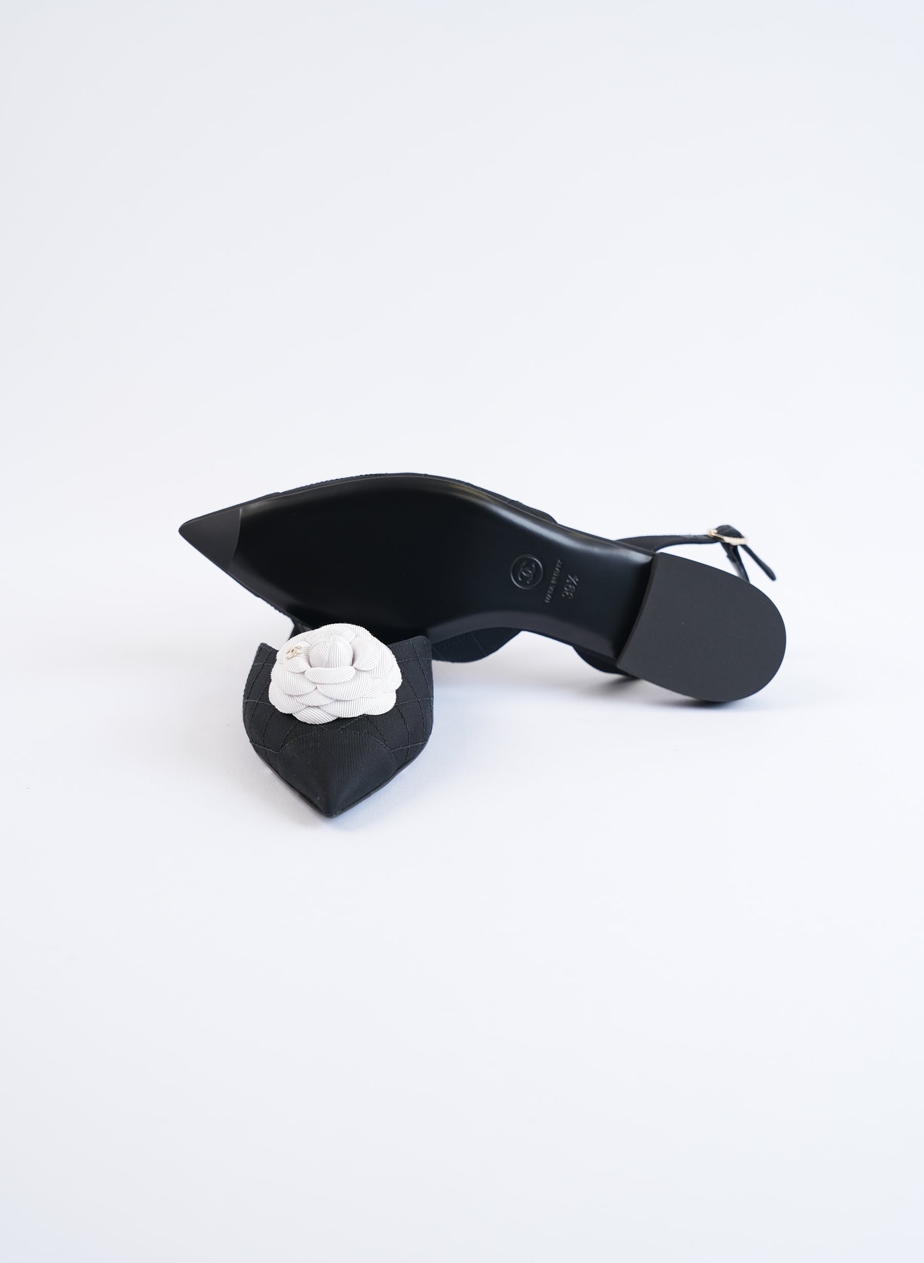 Ballerines Chanel CC Camélia en toile matelassée à bride arrière