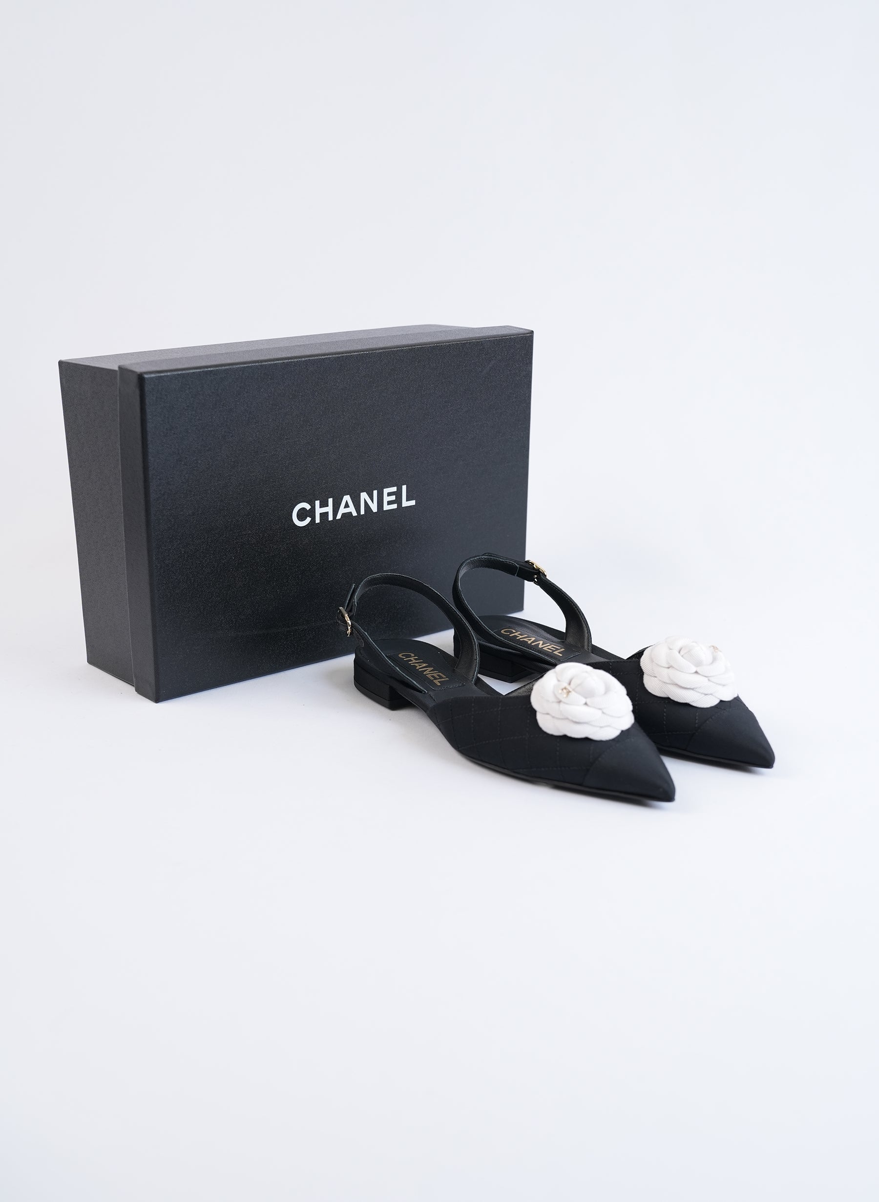 Ballerines Chanel CC Camélia en toile matelassée à bride arrière