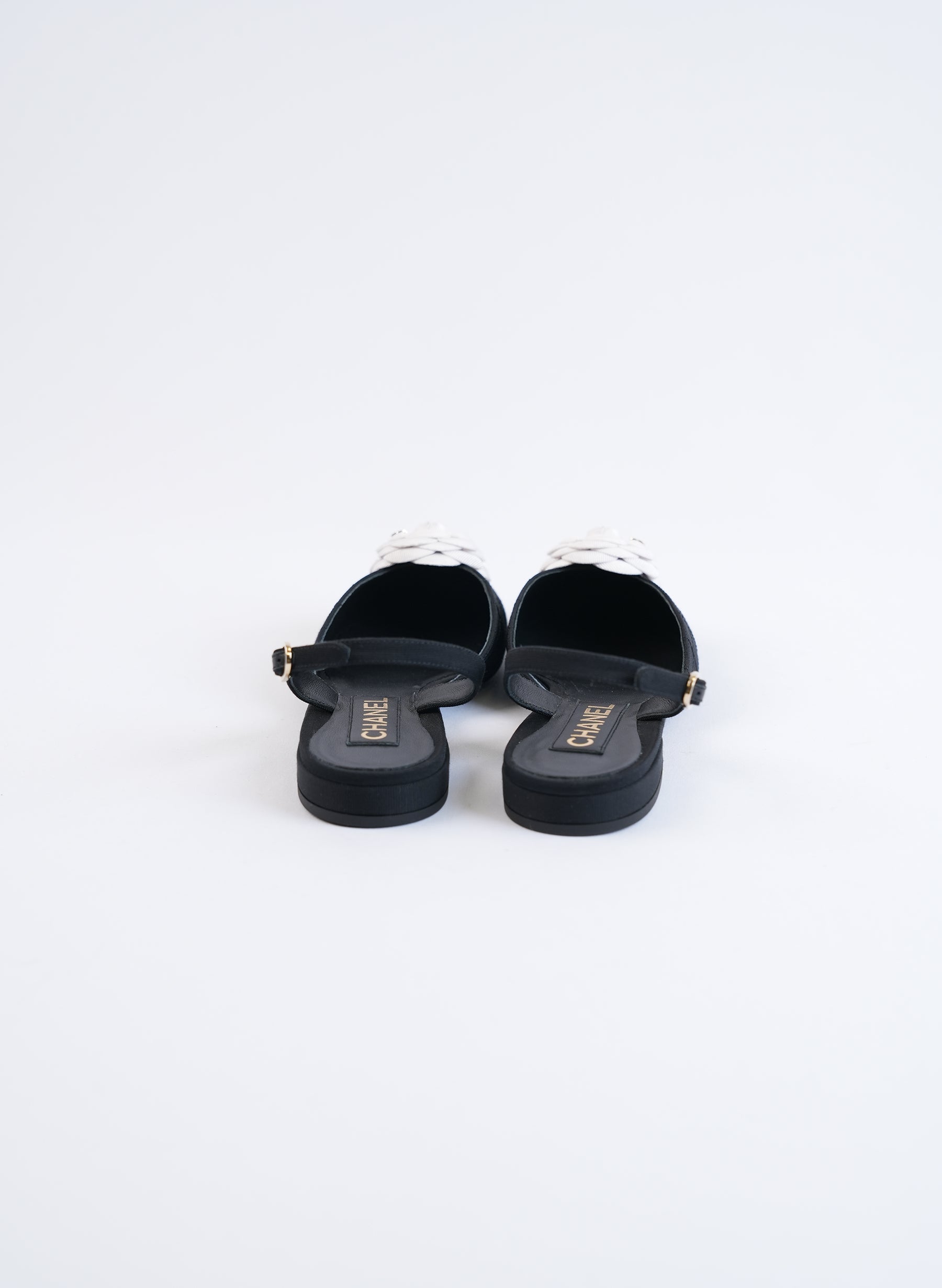 Ballerines Chanel CC Camélia en toile matelassée à bride arrière