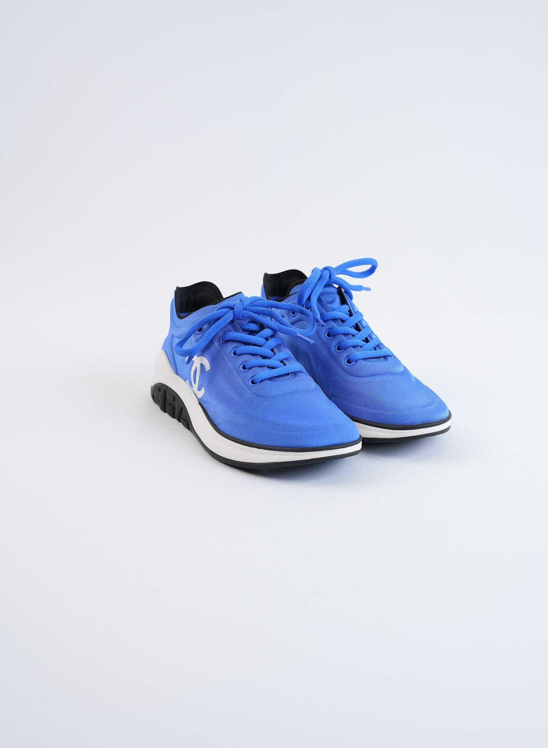 Baskets Chanel bleues à logo CC entrelacé