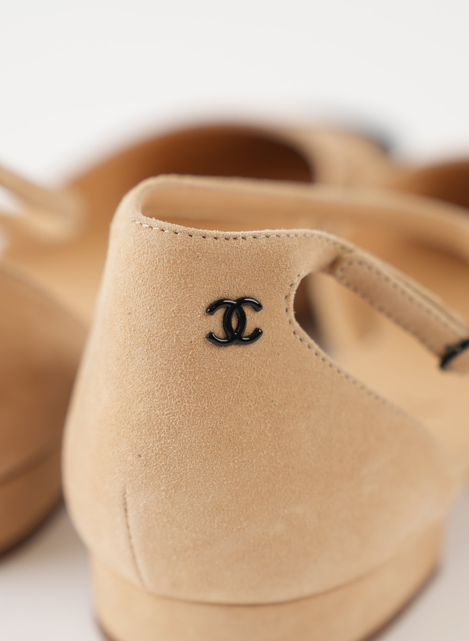 Ballerines Chanel D'Orsay en daim à motif colorblock