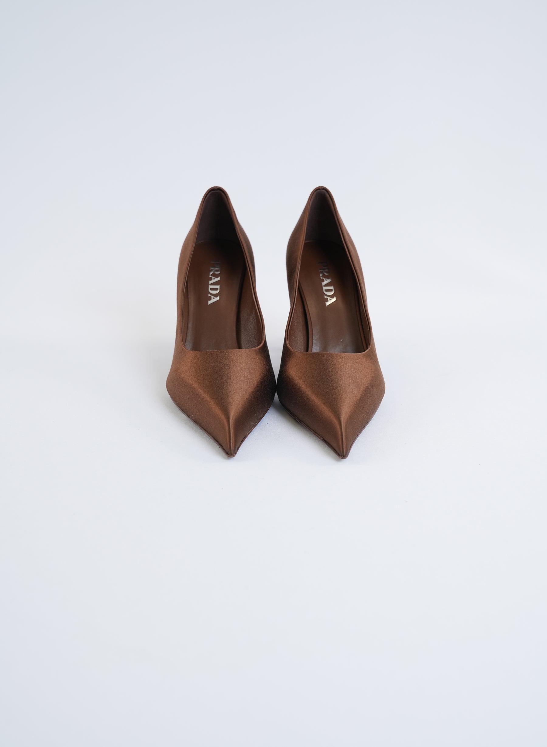 Escarpins Prada marron en satin à bout pointu