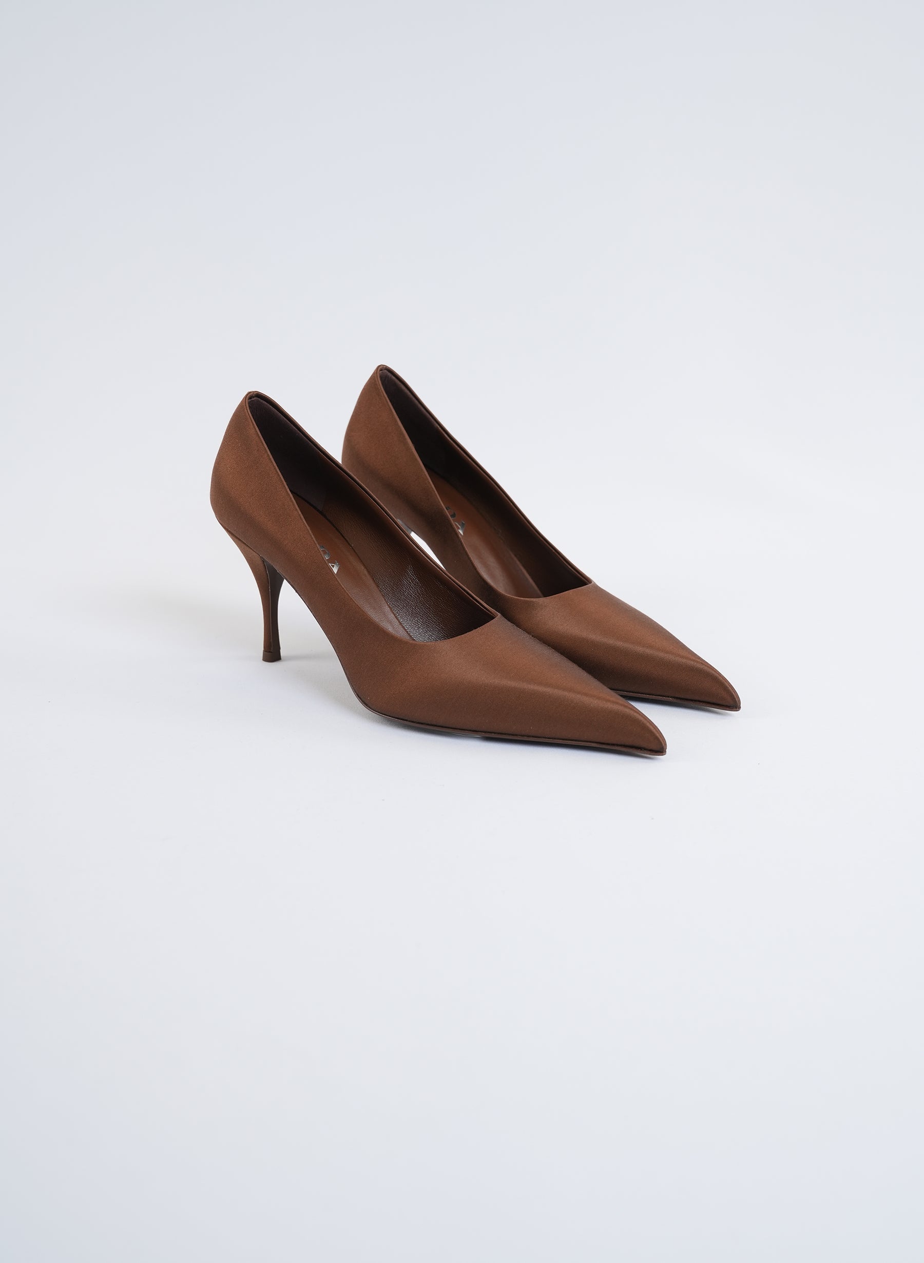 Escarpins Prada marron en satin à bout pointu
