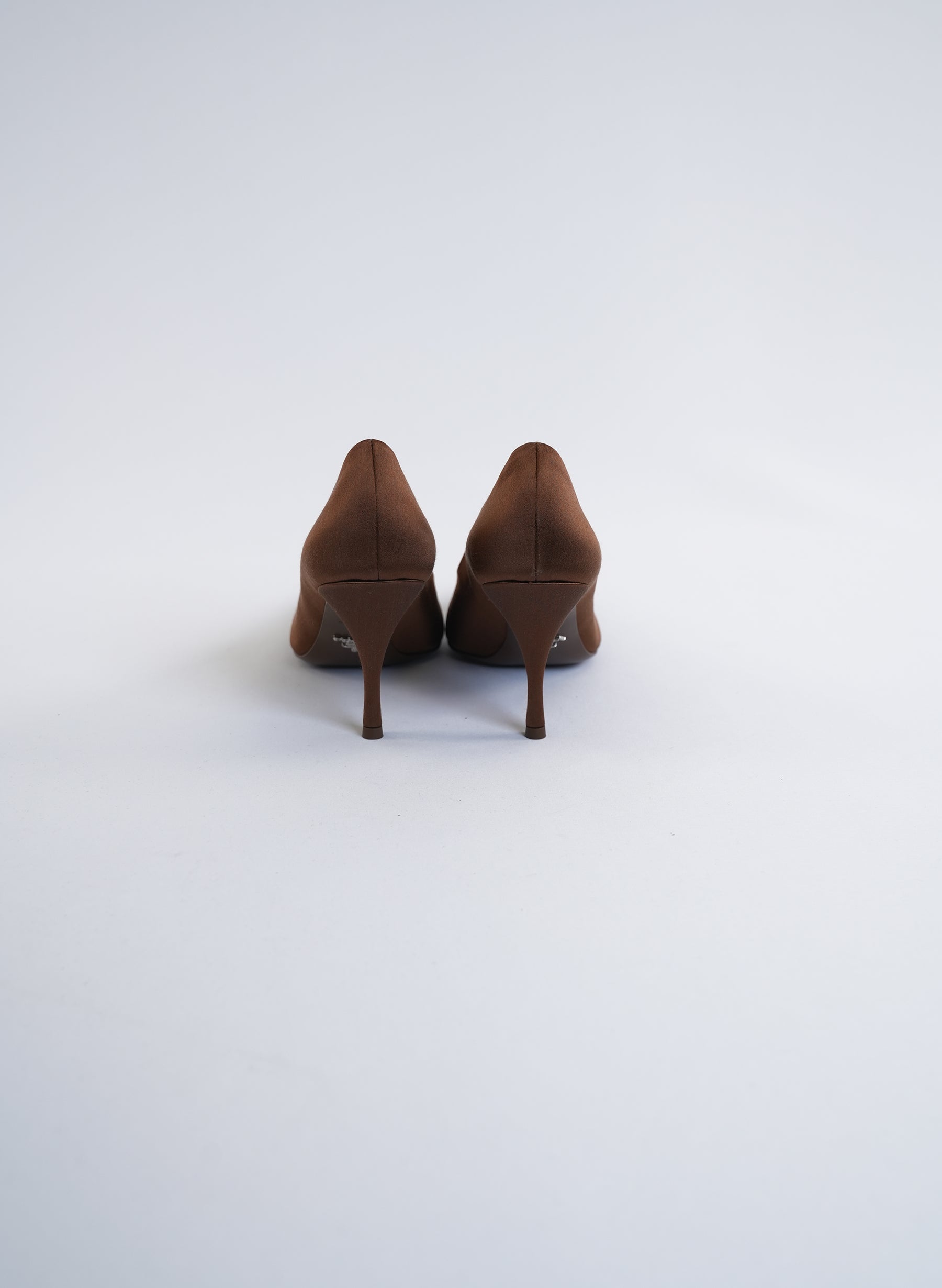 Escarpins Prada marron en satin à bout pointu
