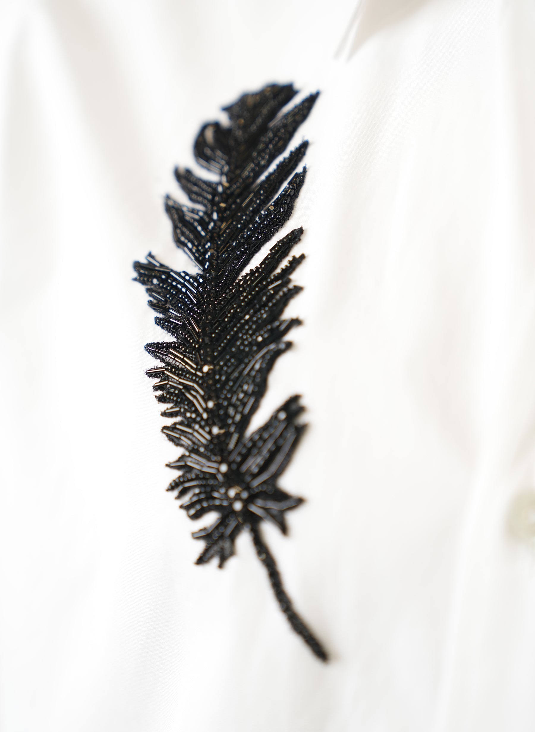 Chemise Alexander McQueen à appliqués de plumes en jais