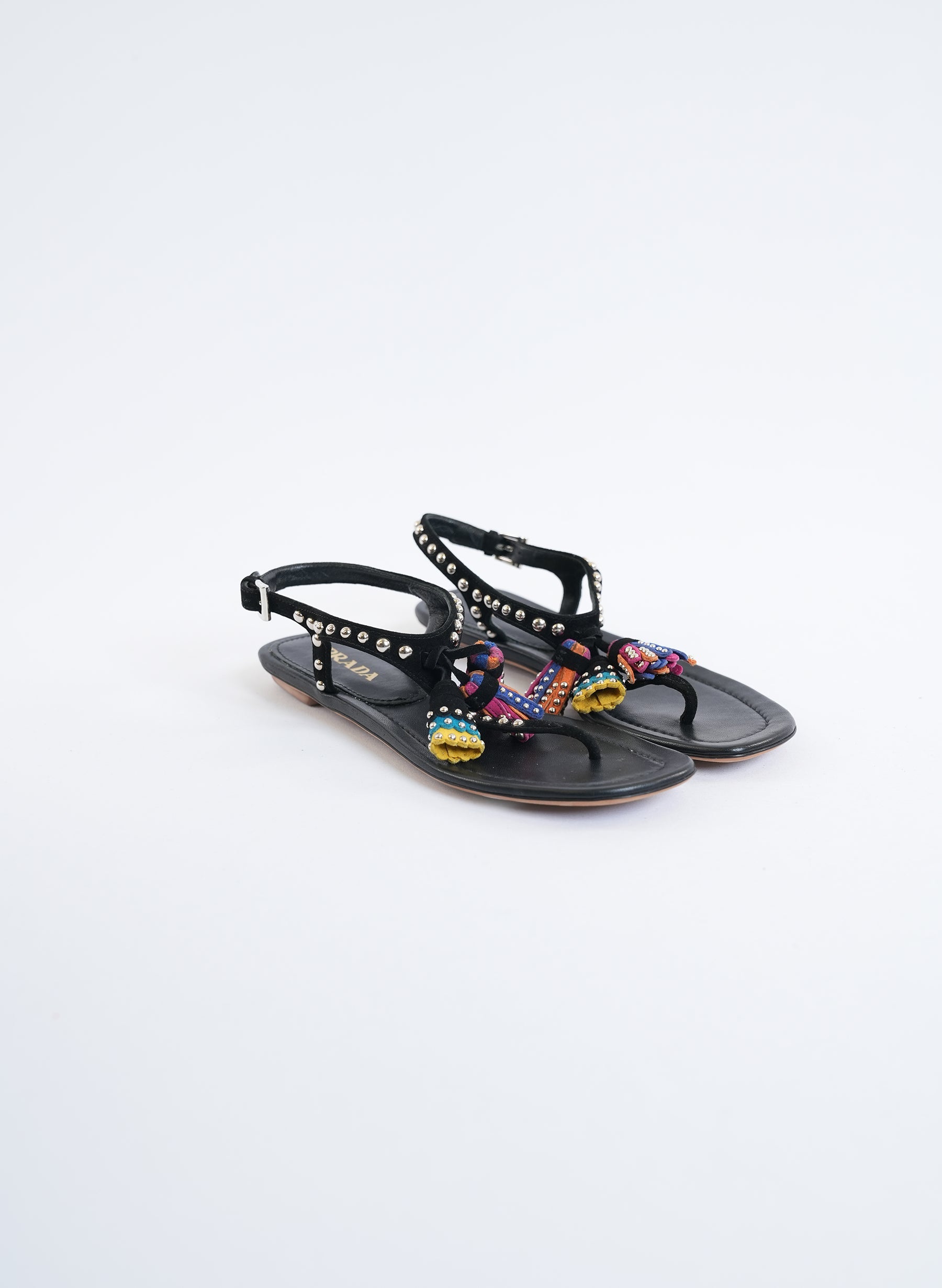 Sandales Prada noires à clous et à pampilles en daim.