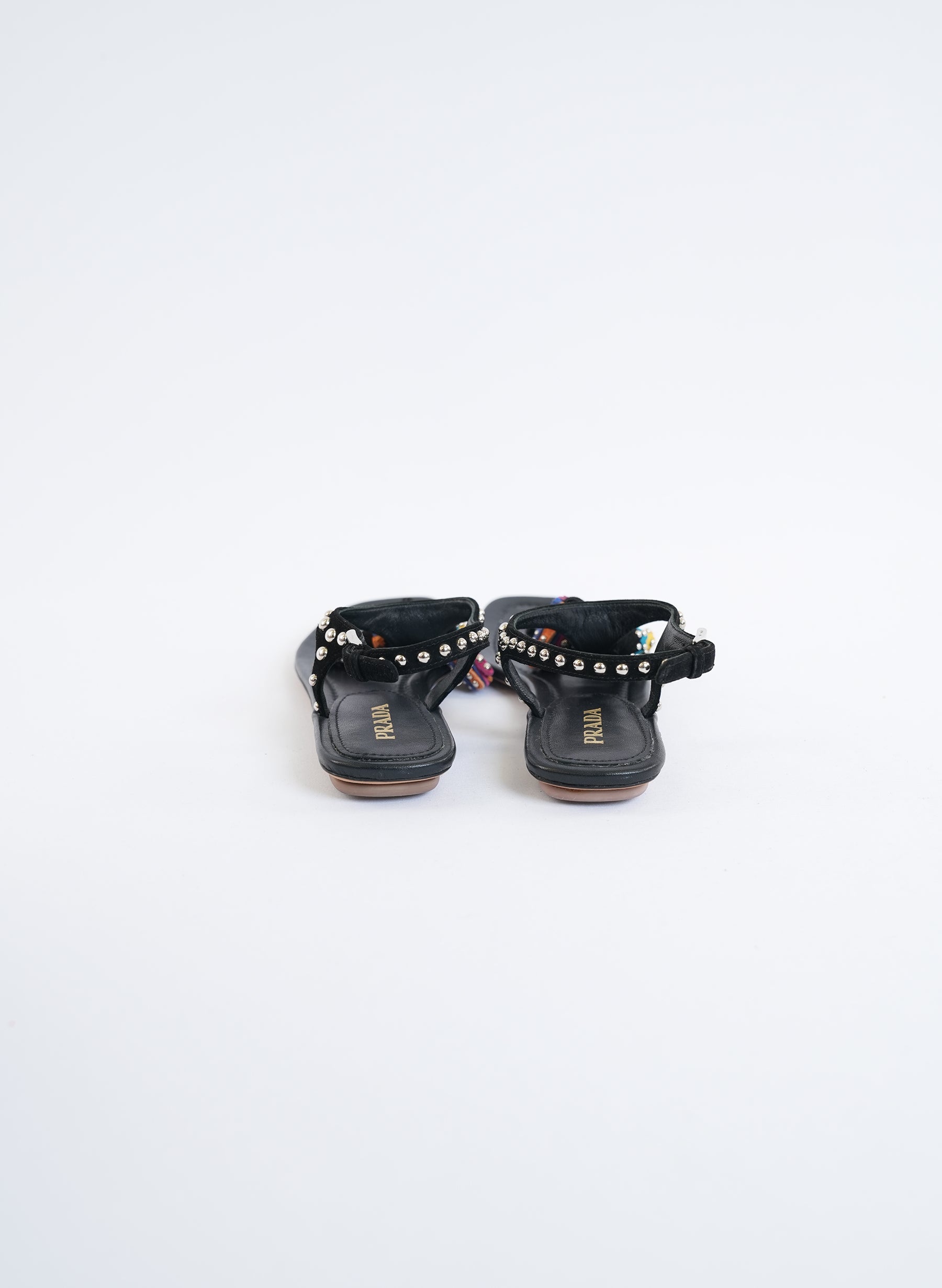 Sandales Prada noires à clous et à pampilles en daim.
